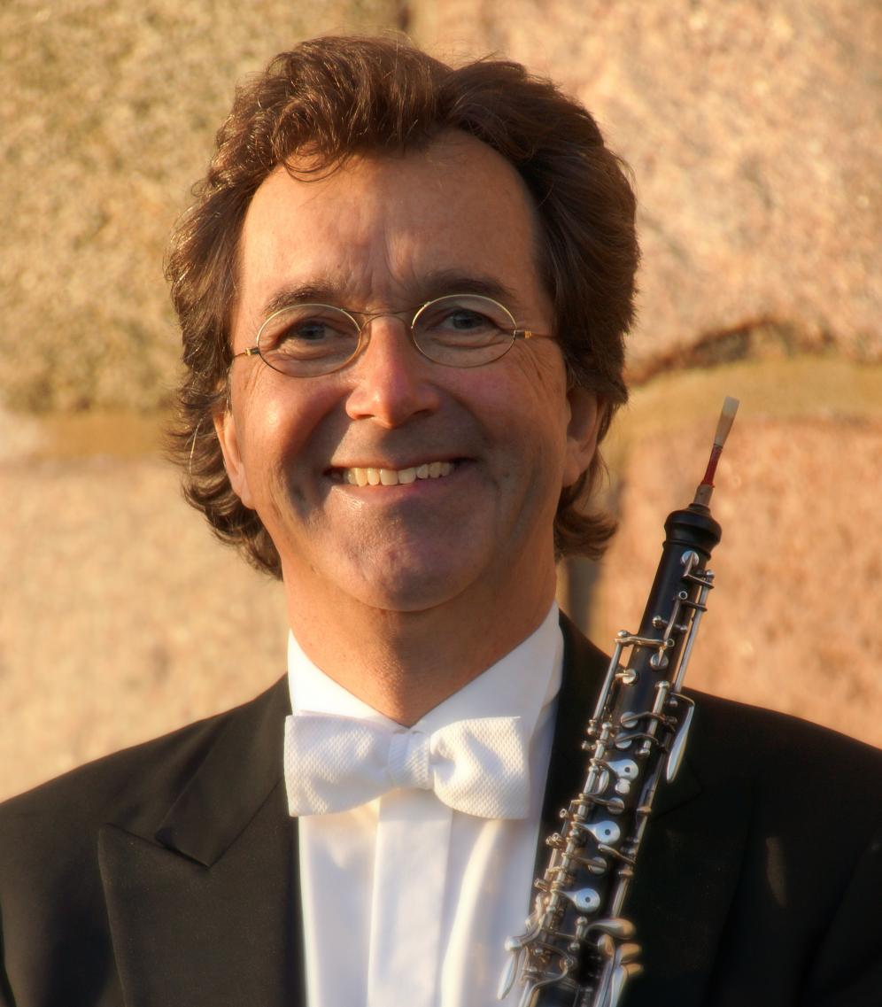 Prof. Fabian Menzel Porträt von Fabian Menzel mit Oboe