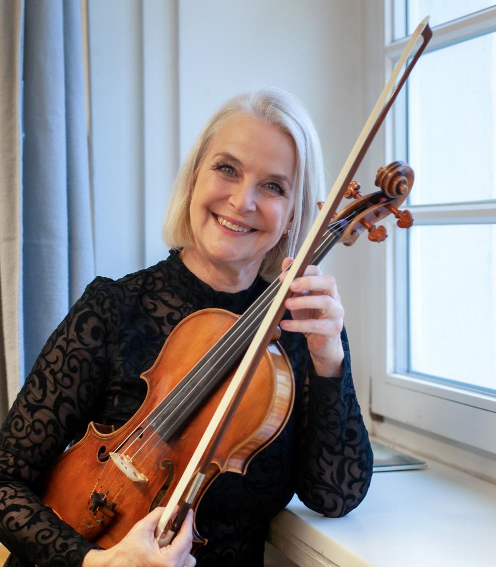 Prof. Ingrid Zur Porträt von Ingrid Zur mit Viola