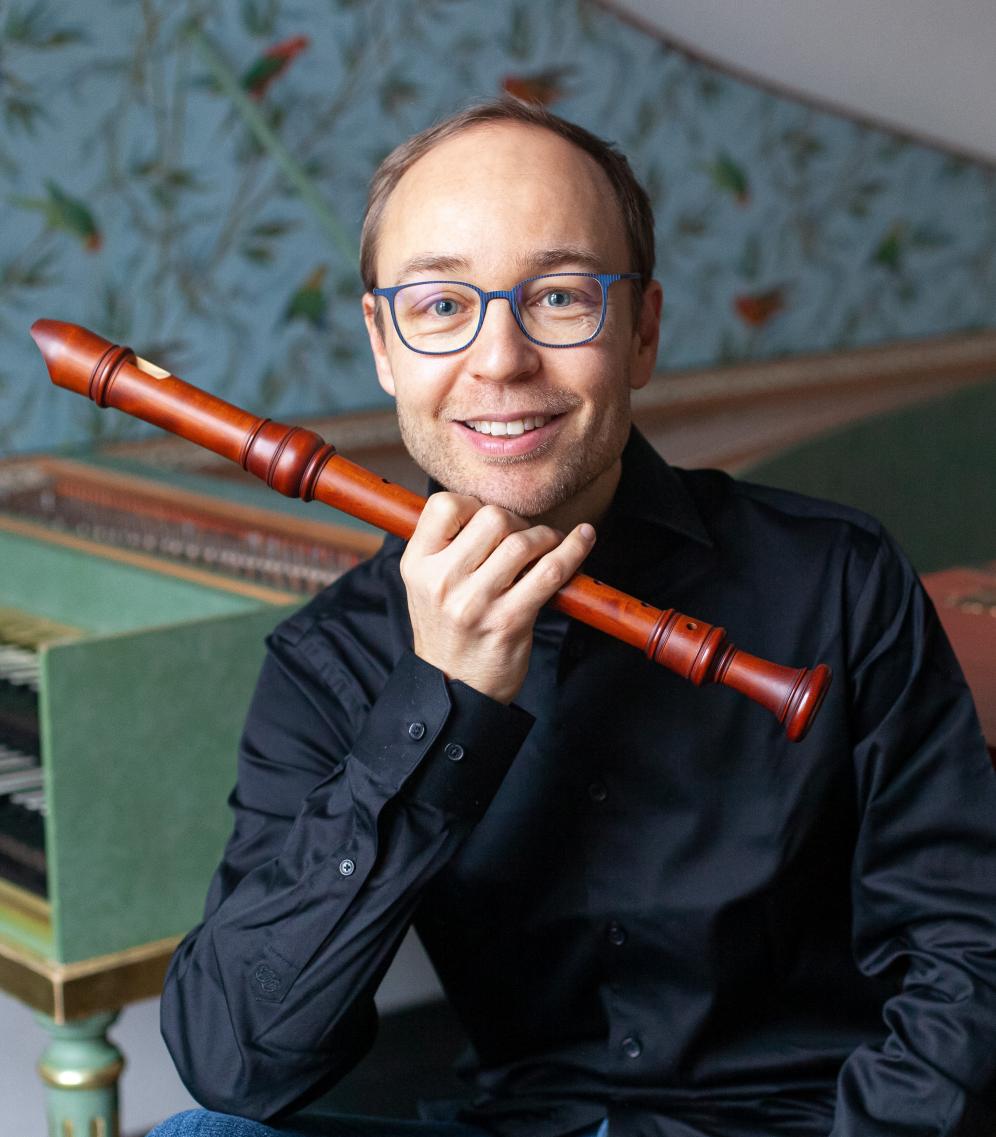 Porträt von Jan van Hoecke mit Blockflöte in der Hand vor zwei Cembalos 