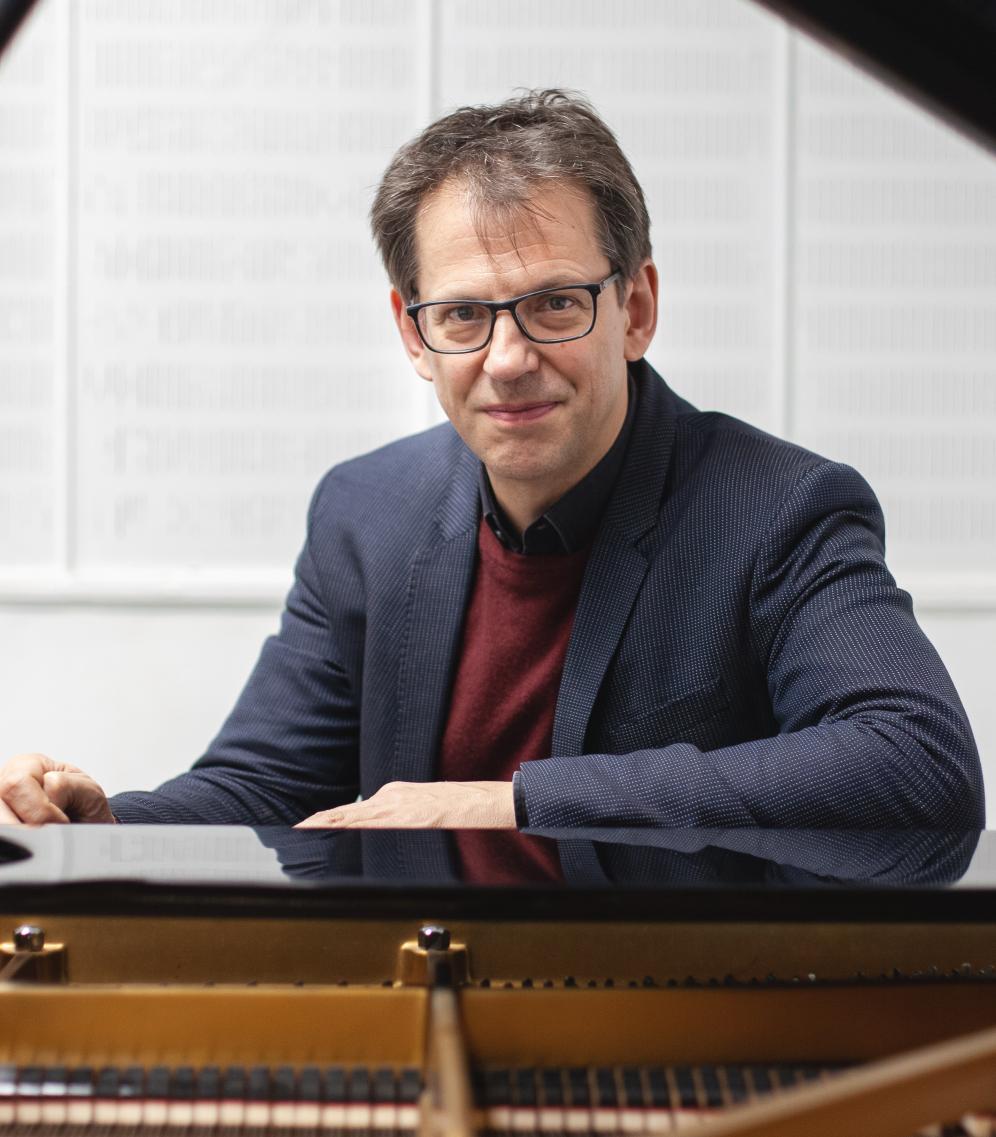 Prof. Florian Hölscher Porträt von Florian Hölscher am Flügel