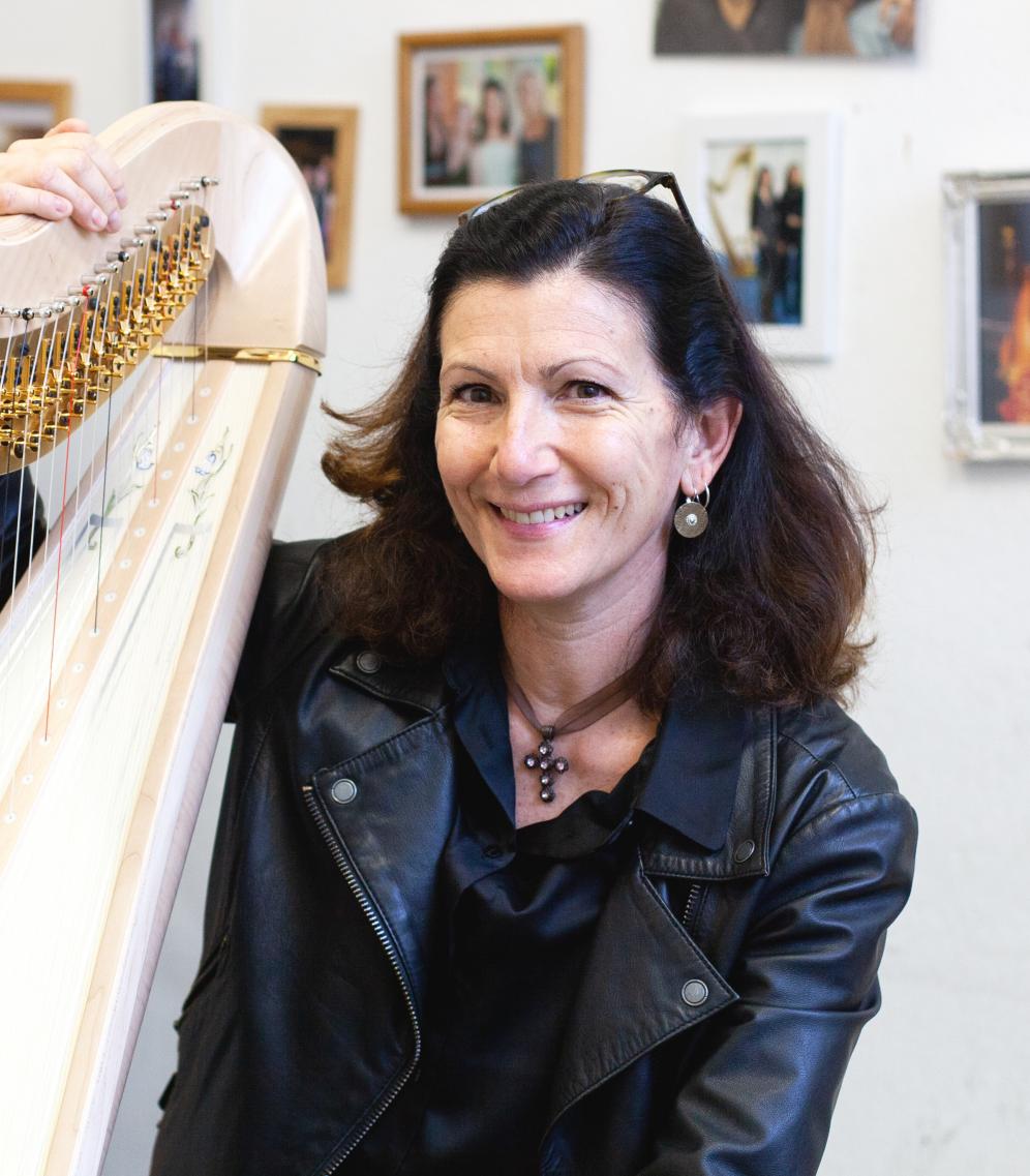 Porträt von Francoise Verherve mit einer Harfe