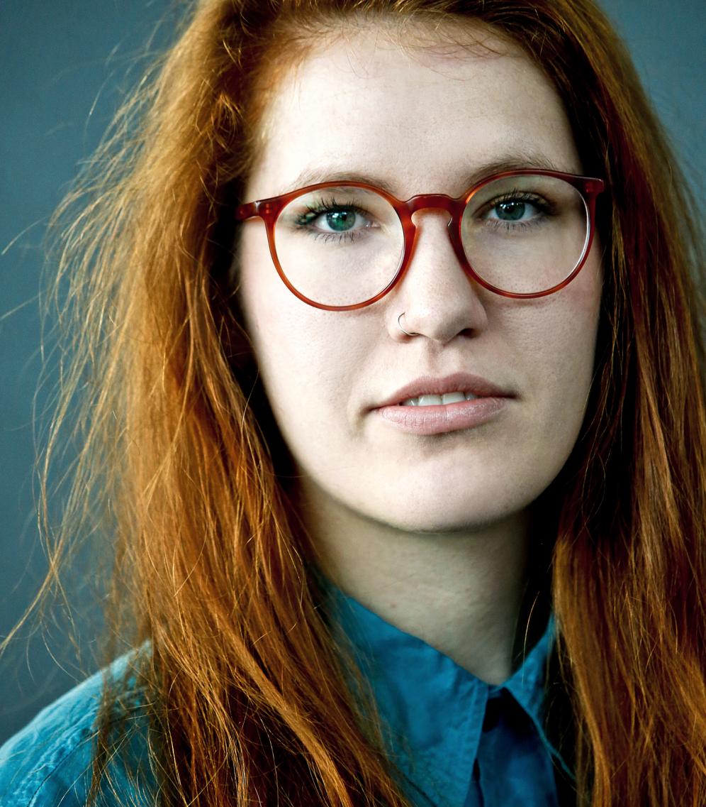 Jette Büshel Frau mit roten Haaren und Brille