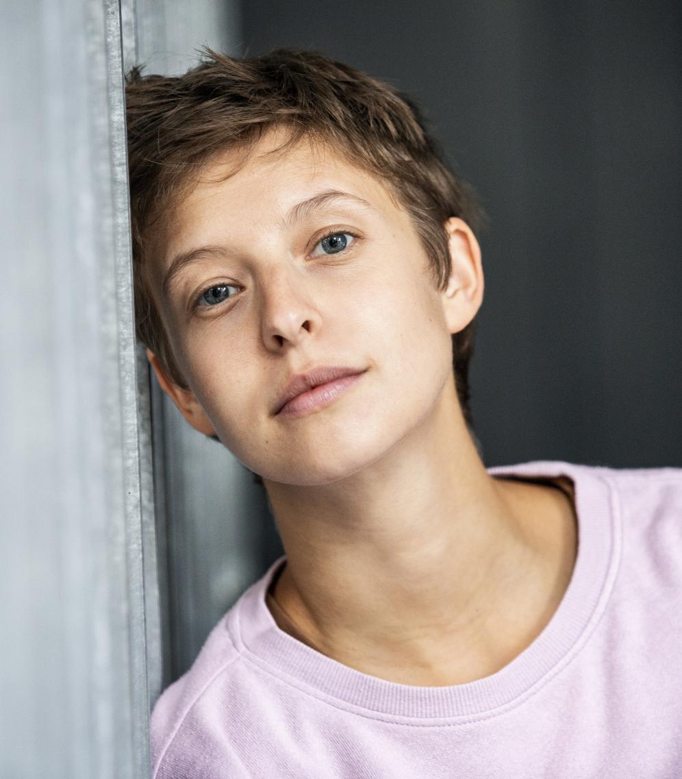 Portrait der Studentin, mit dem Kopf an der Wand lehnend.