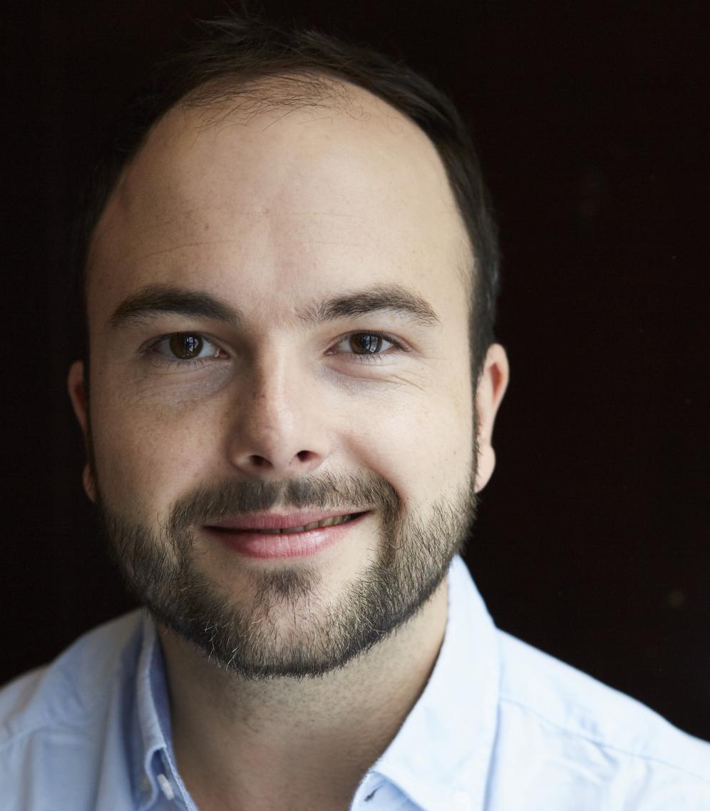 Philipp Weigand Portraits eines Lehrenden, blaues Hemd.