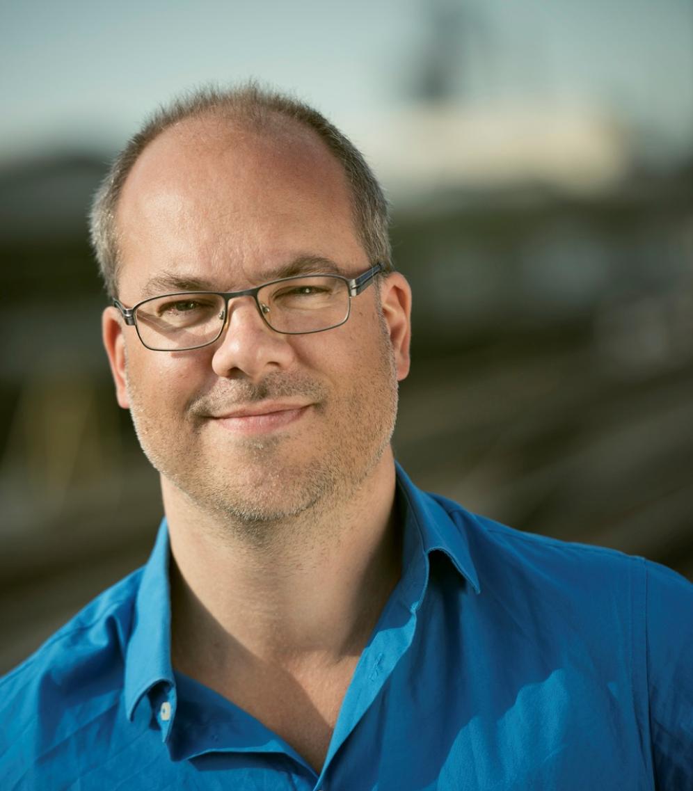 Porträtfoto von Jaan Bossier im blauen Hemd