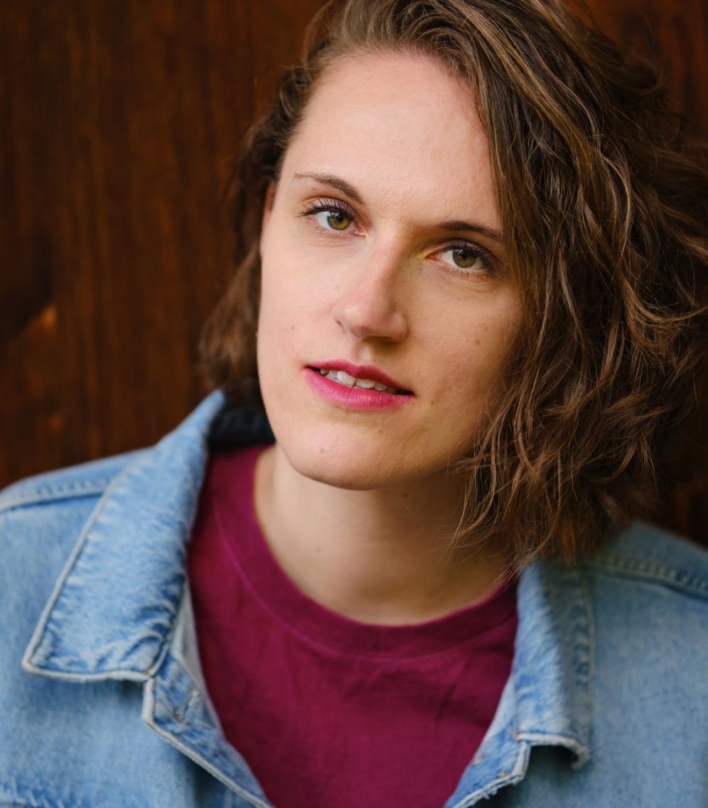 Carolin Senft Portrait von Carolin Senft, Assistenz im Ausbildungsbereich Schauspiel.