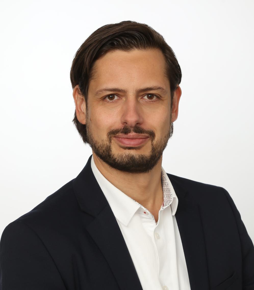 Bernhard Siebert Ein Foto von Bernhard Siebert mit weißem Hemd und dunklem Jackett