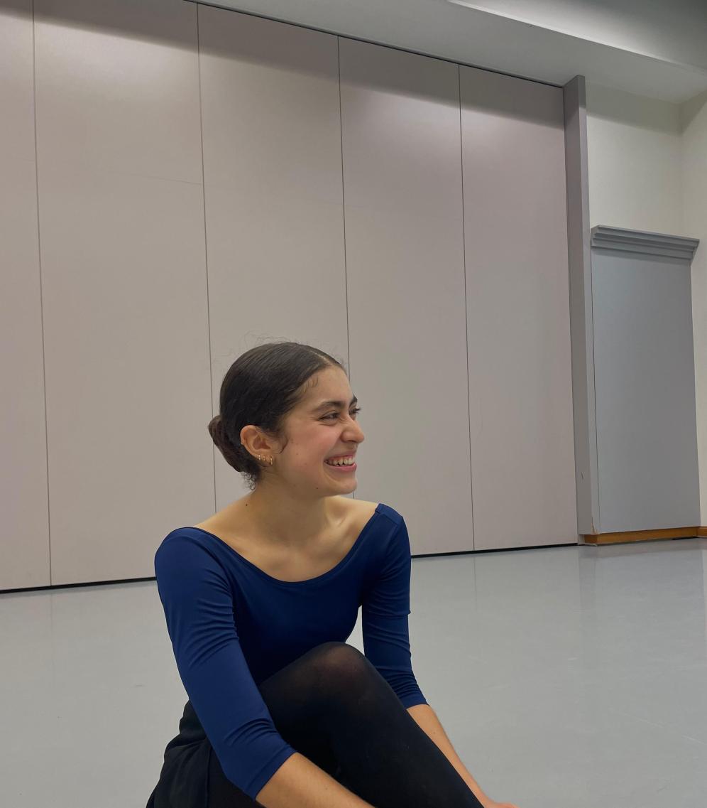 Hurtado Valentina Ávila Valentina is showing her right profile, wearing a blue leotard and ballet bun