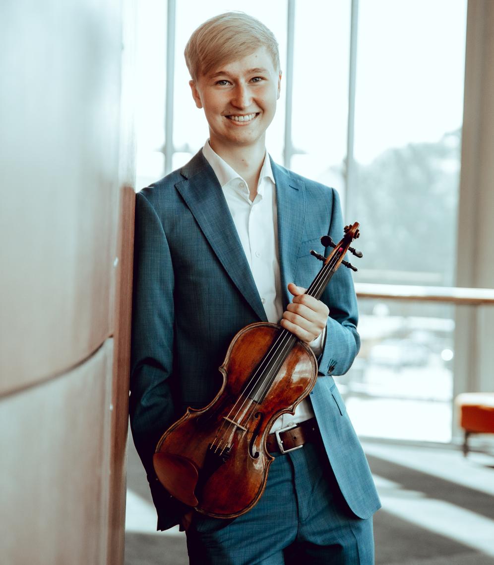 Porträtfoto Hans Christian Aavik mit Violine