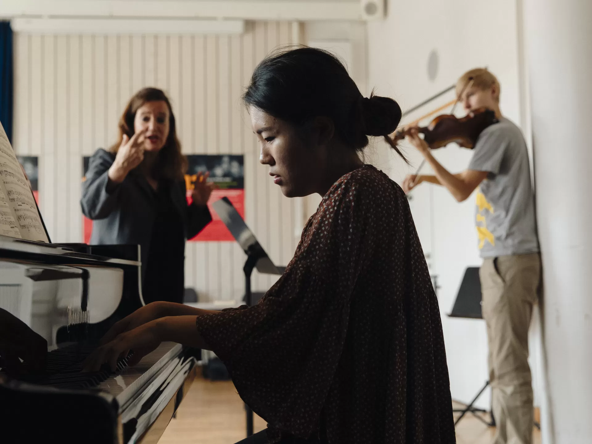 Kammermusik-Unterricht mit einer Pianistin am Klavier im Vordergrund.