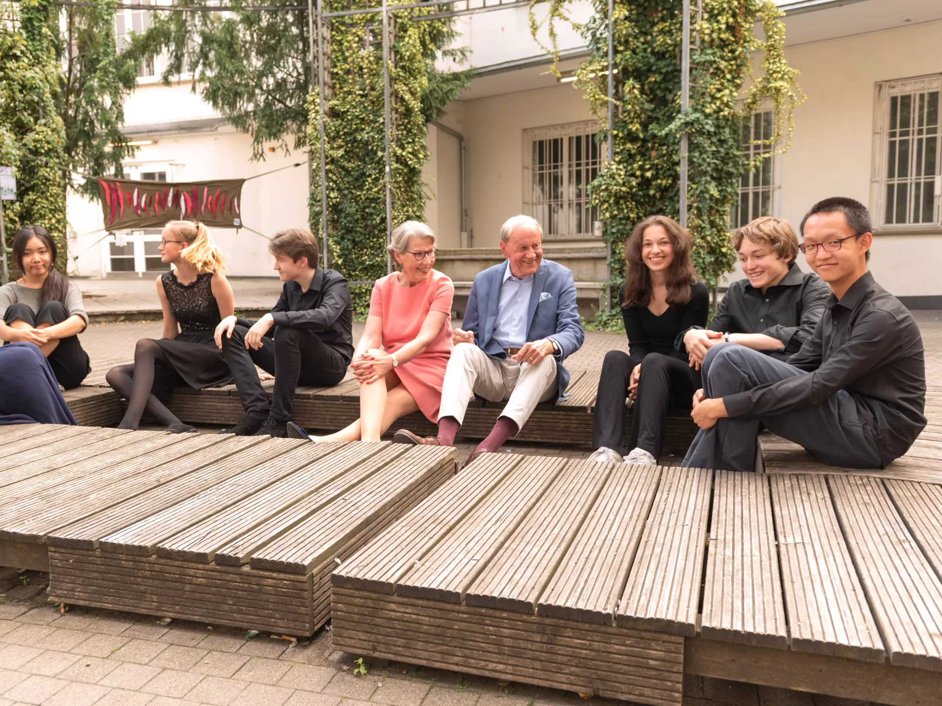 Hildegard und Günter Prack im Gespräch mit Jungstudierenden der Young Academy