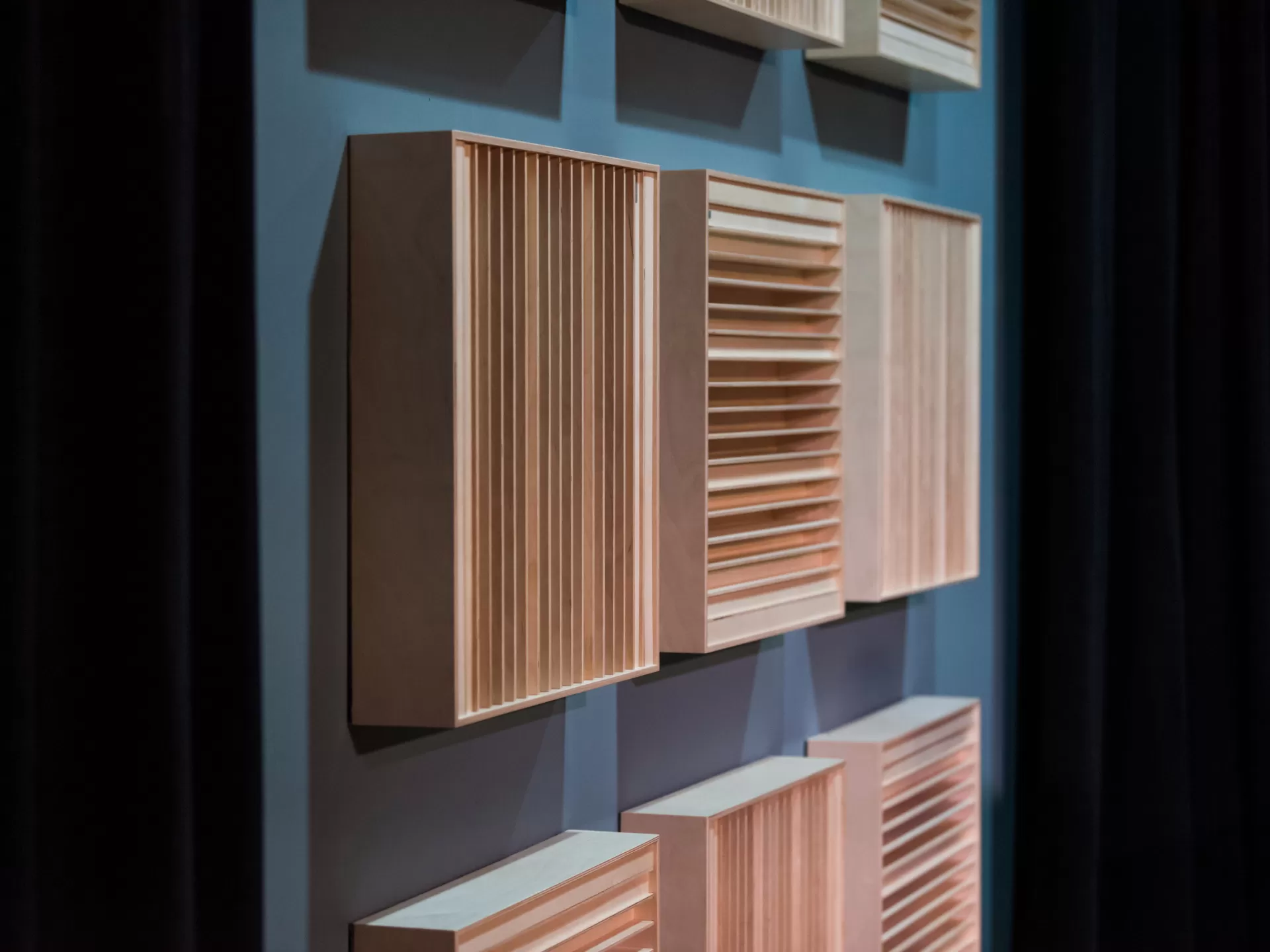 Akustische Wandverkleidung aus hölzernen Quadraten