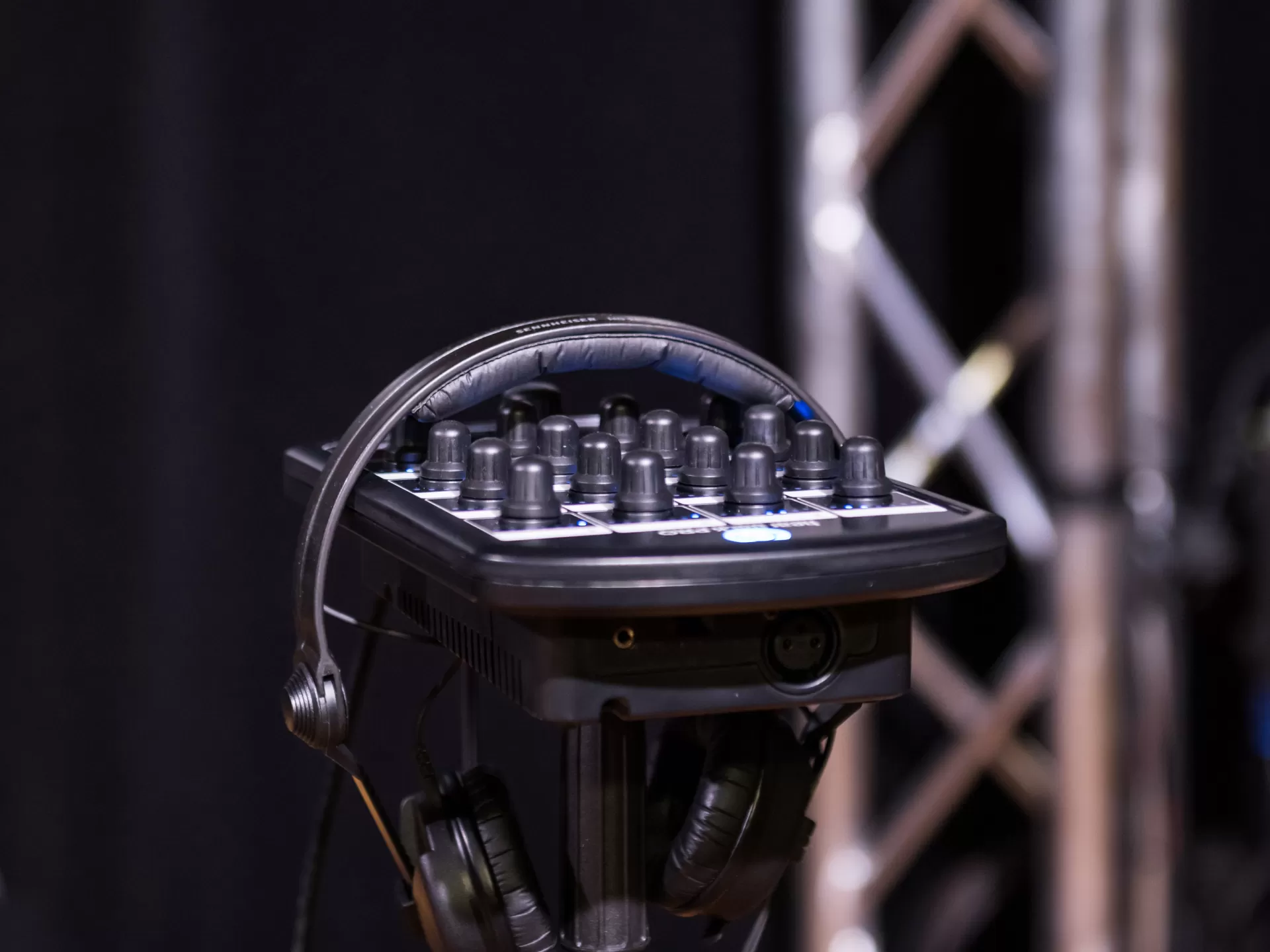 Ein Köpfhörer hängt über einem Gerät mit mehreren Reglern