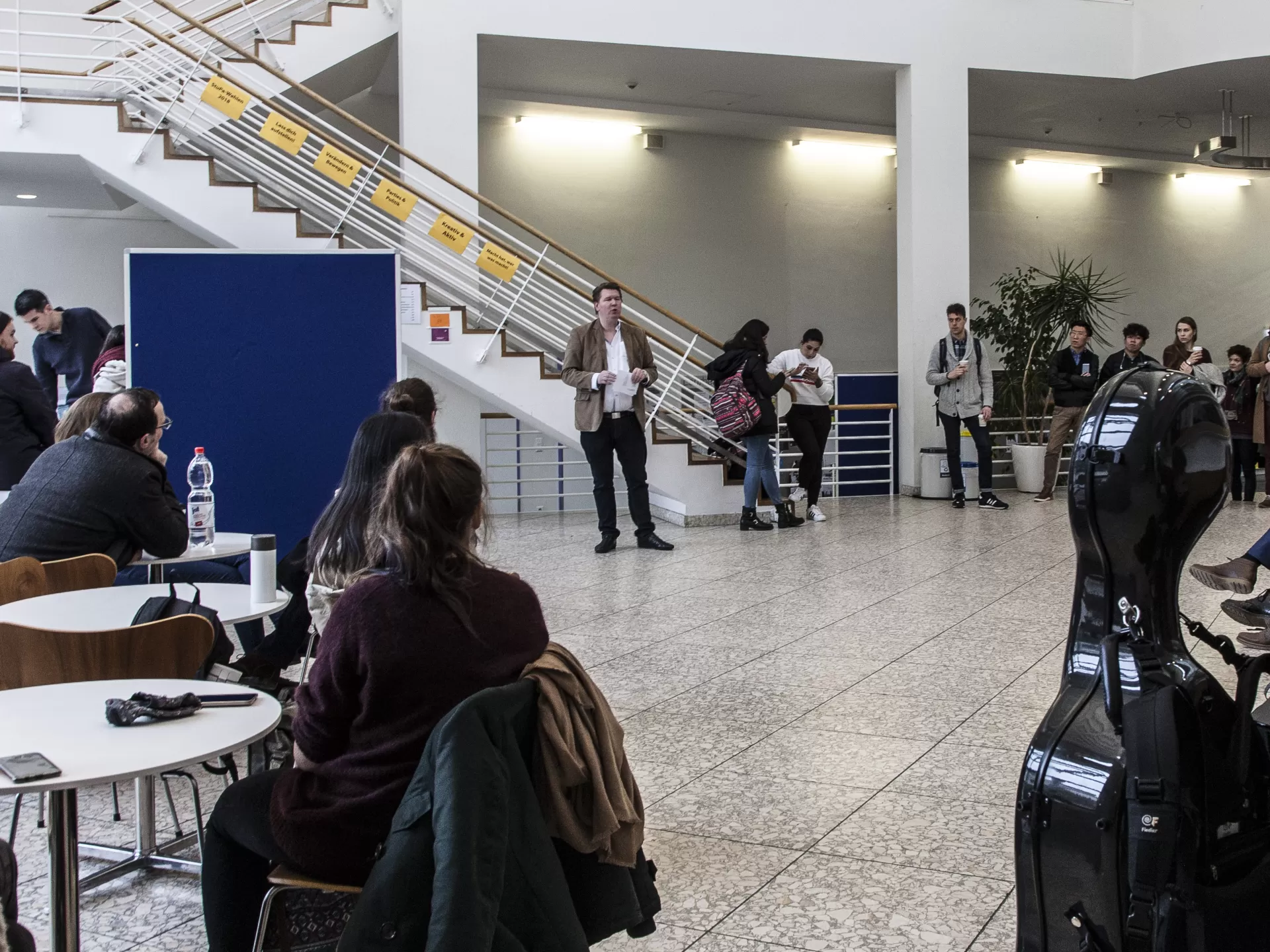 Prof. Heyer steht im Foyer der HfMDK und begrüßt Interessierte beim Infotag Gesang