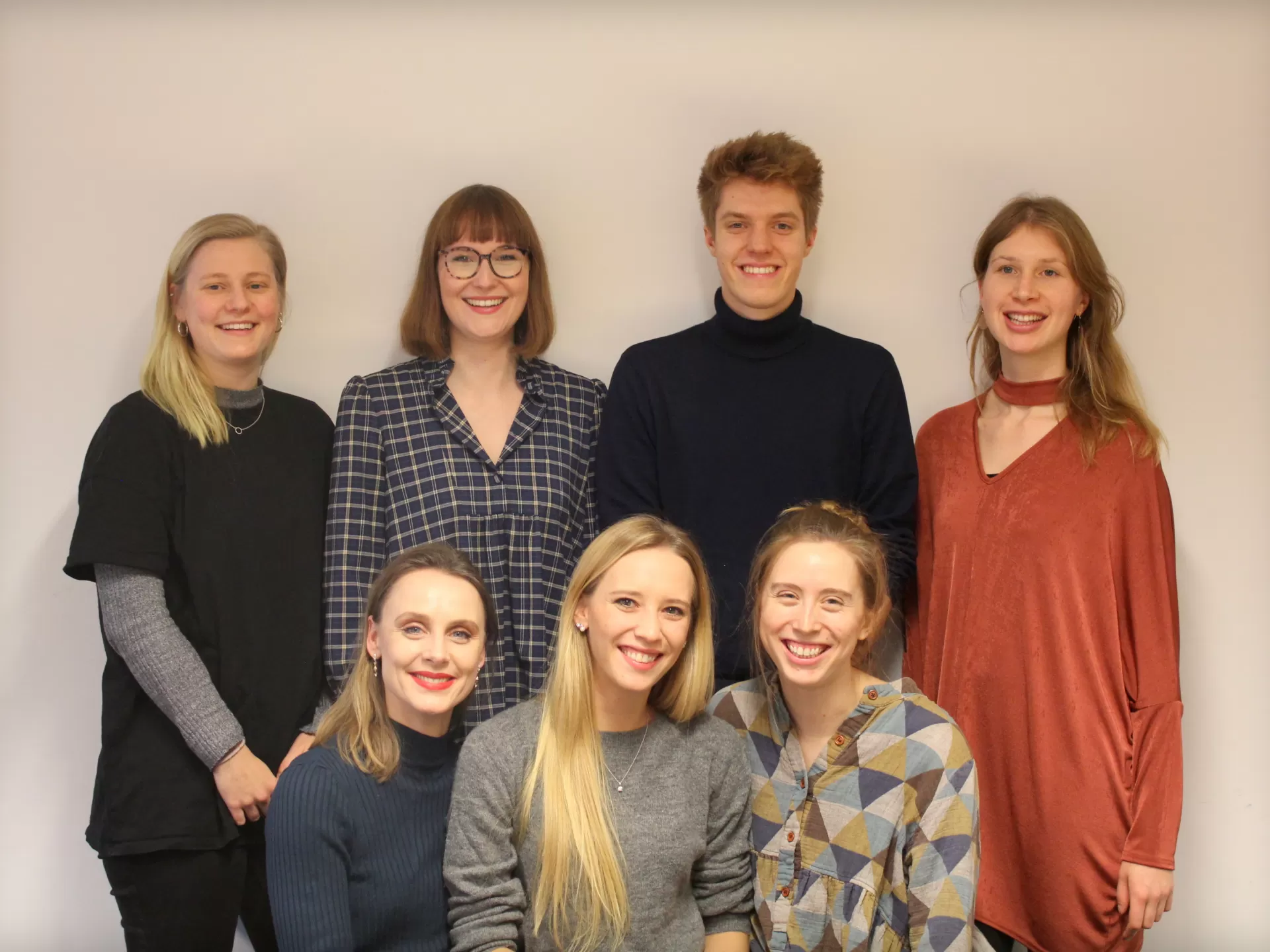 Zu sehen sind die 7 Studierenden aus dem Jahrgang 21 des Studiengangs Theater- und Orchestermanagement M.A.