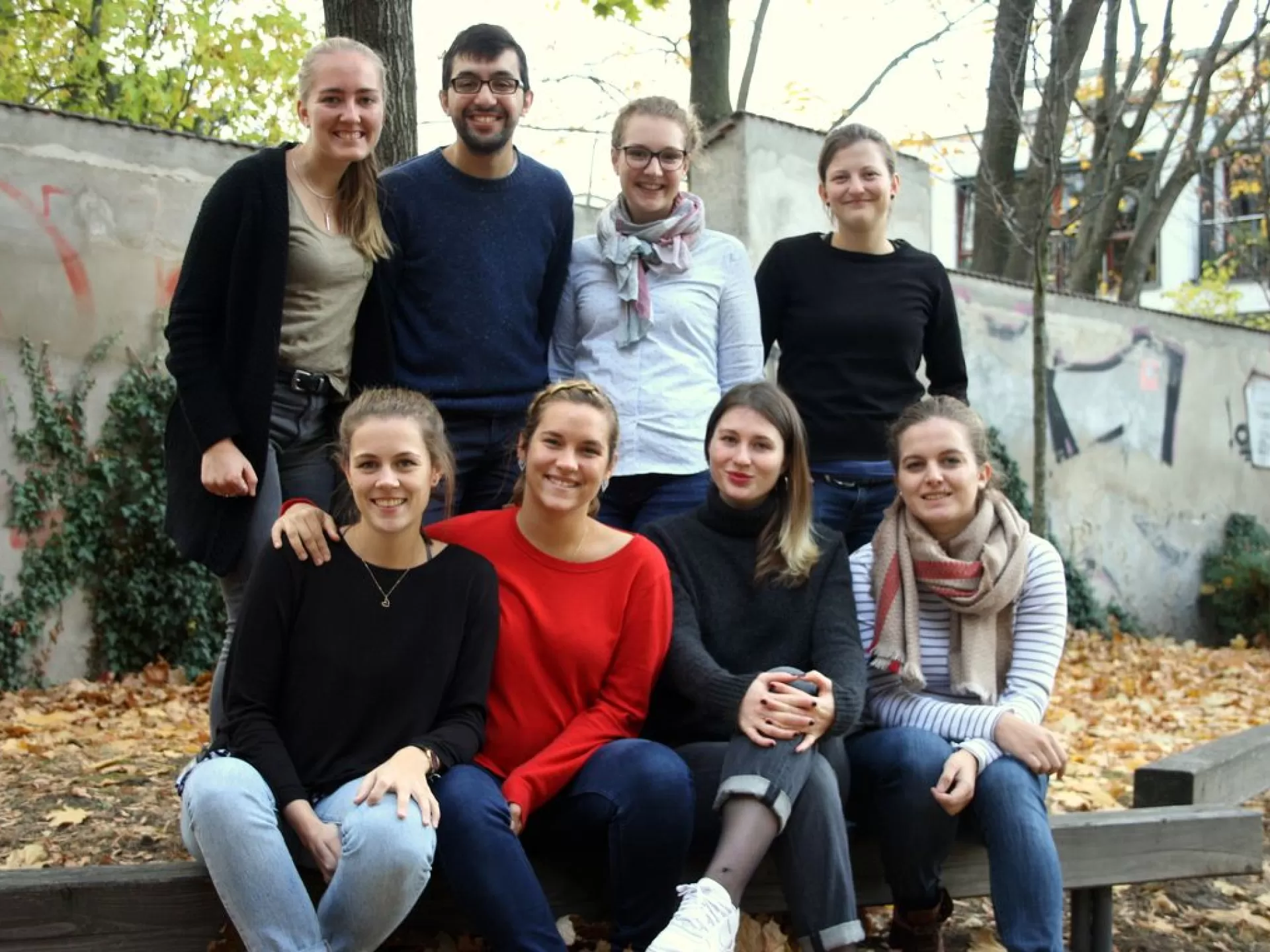 Zu sehen sind 8 Studierende des Jahrgangs 2019 aus dem M.A. Theater- und Orchestermanagement.