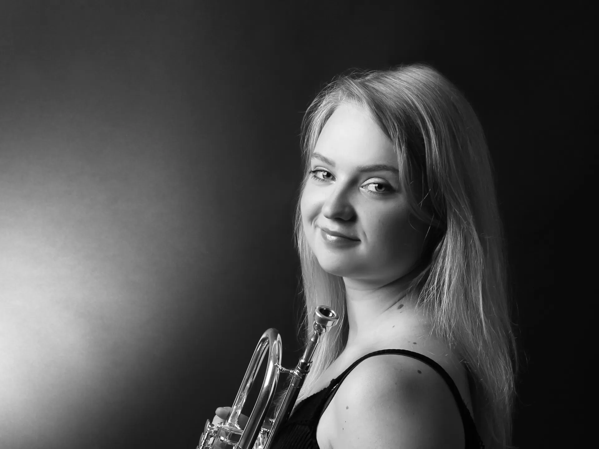 Porträt von Sarah Reyer mit einer Trompete in der Hand