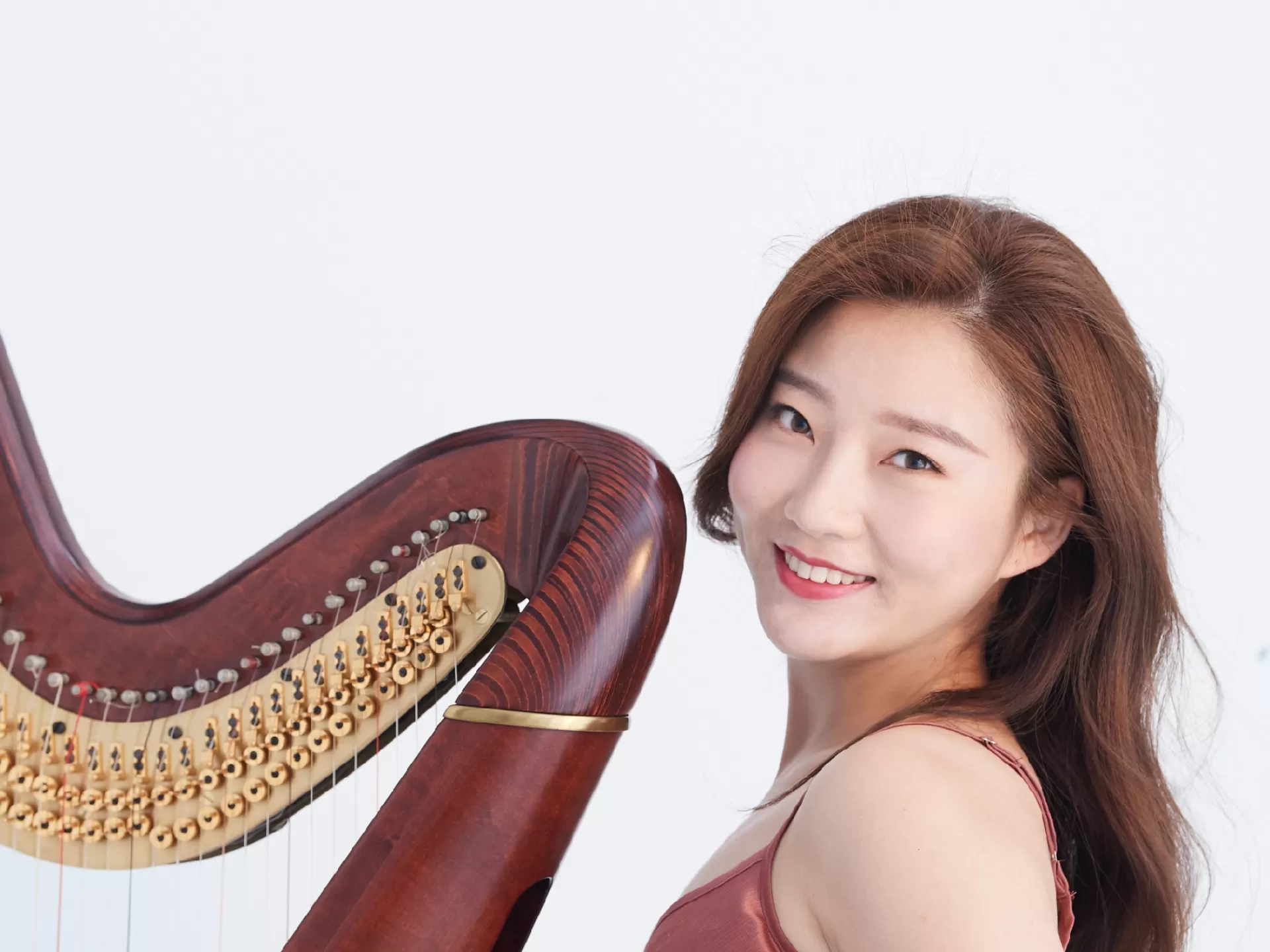 Porträt von Nan Wang mit einer Harfe