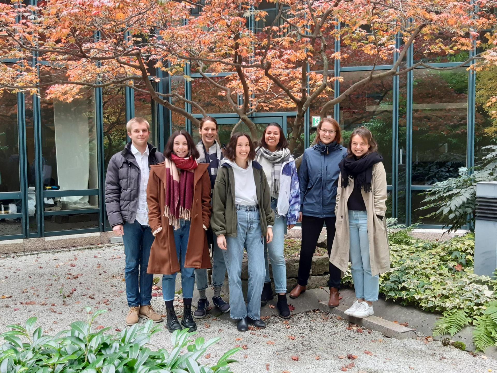 Gruppenfoto der sieben Studierenden des Jahrgangs 23 im Masterstudiengang Theater- und Orchestermanagemt