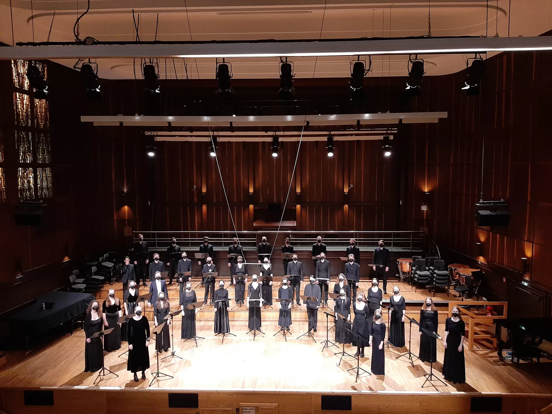 Gruppenfoto des Kammerchors mit Maske im Großen Saal