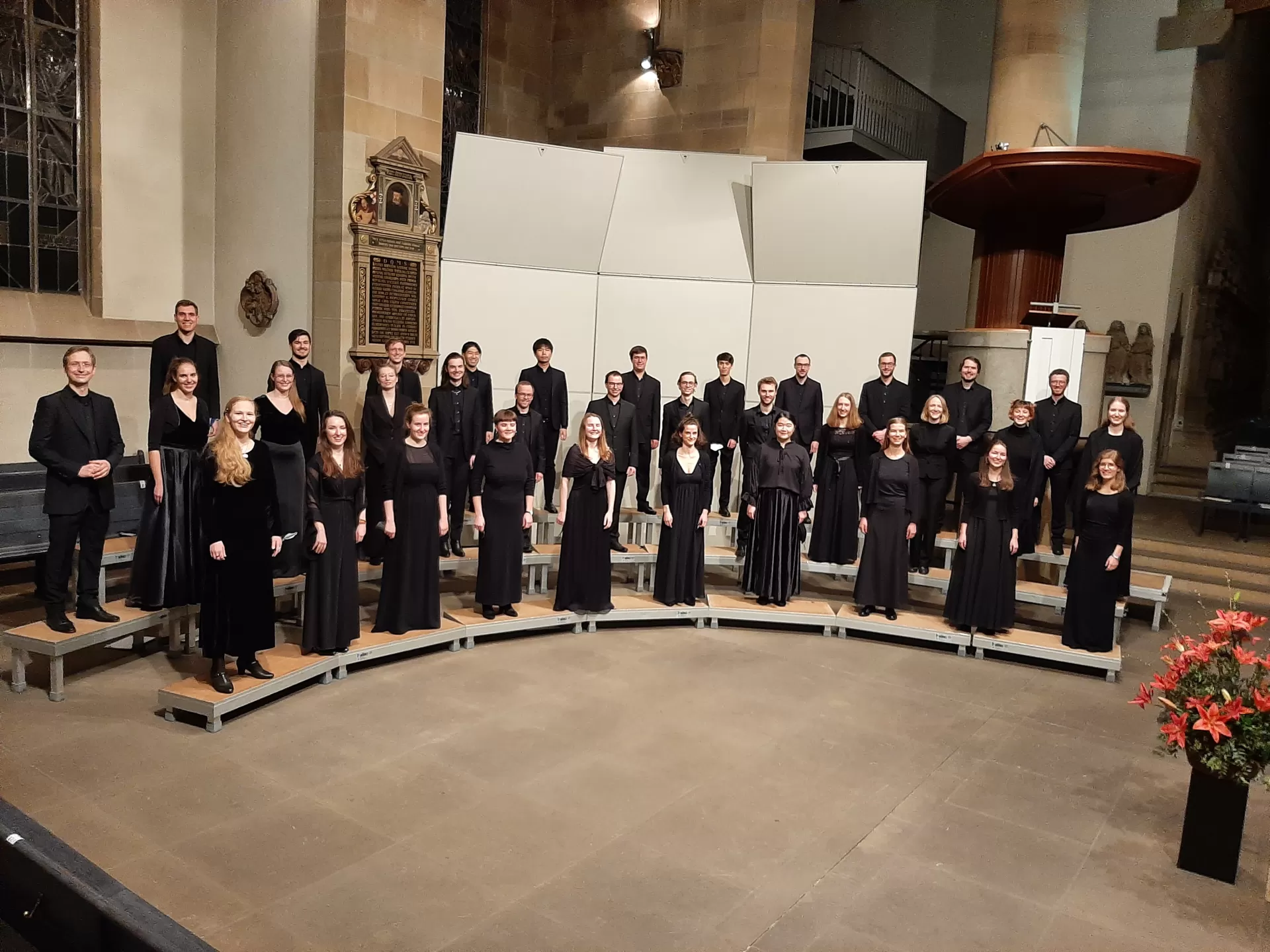 Gruppenfoto des Kammerchors in der Stiftskirche Stuttgart
