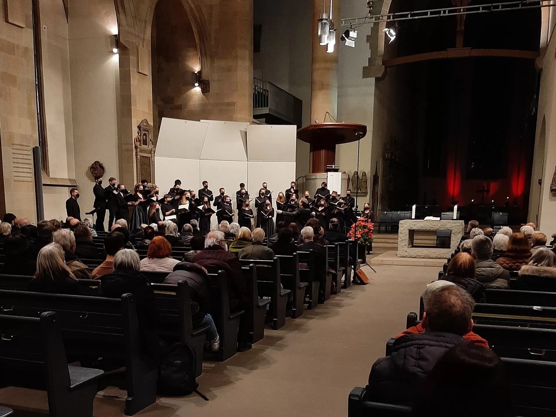 Der Kammerchor der HfMDK beim Konzert in der Stiftskirche Stuttgart, Blick aus dem Publikum auf den Chor