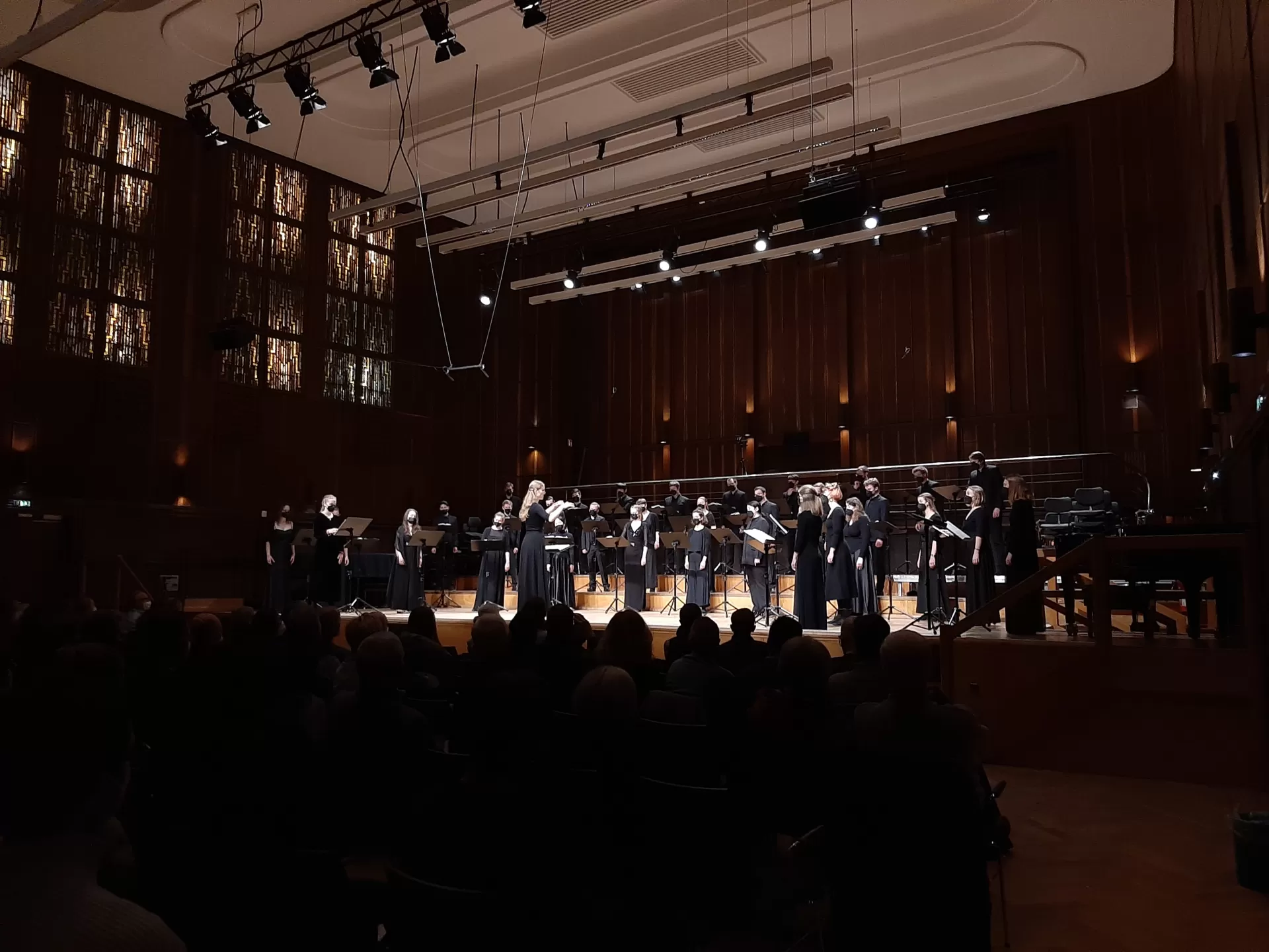 Blick von Publikumsplatz auf Kammerchor im Konzert