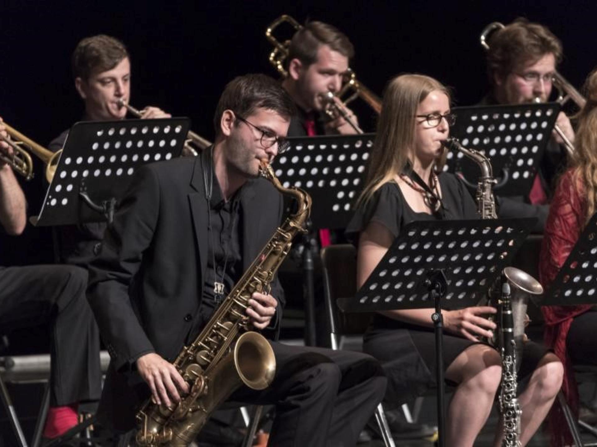 Saxophonist*innen, Posaunist*innen und Trompeter beim Konzert der HfMDK Concert Jazzband