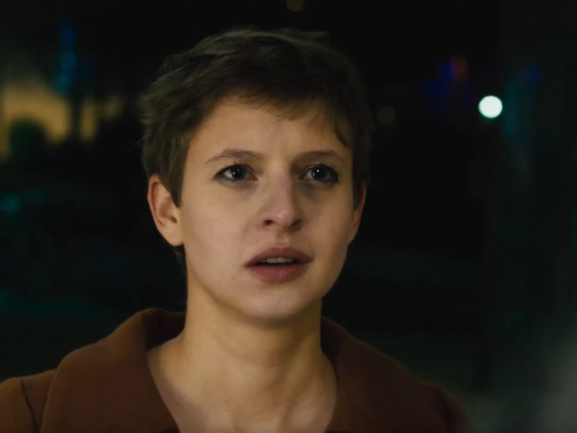 Portrait einer Frau, die angespannt nach vorne schaut.