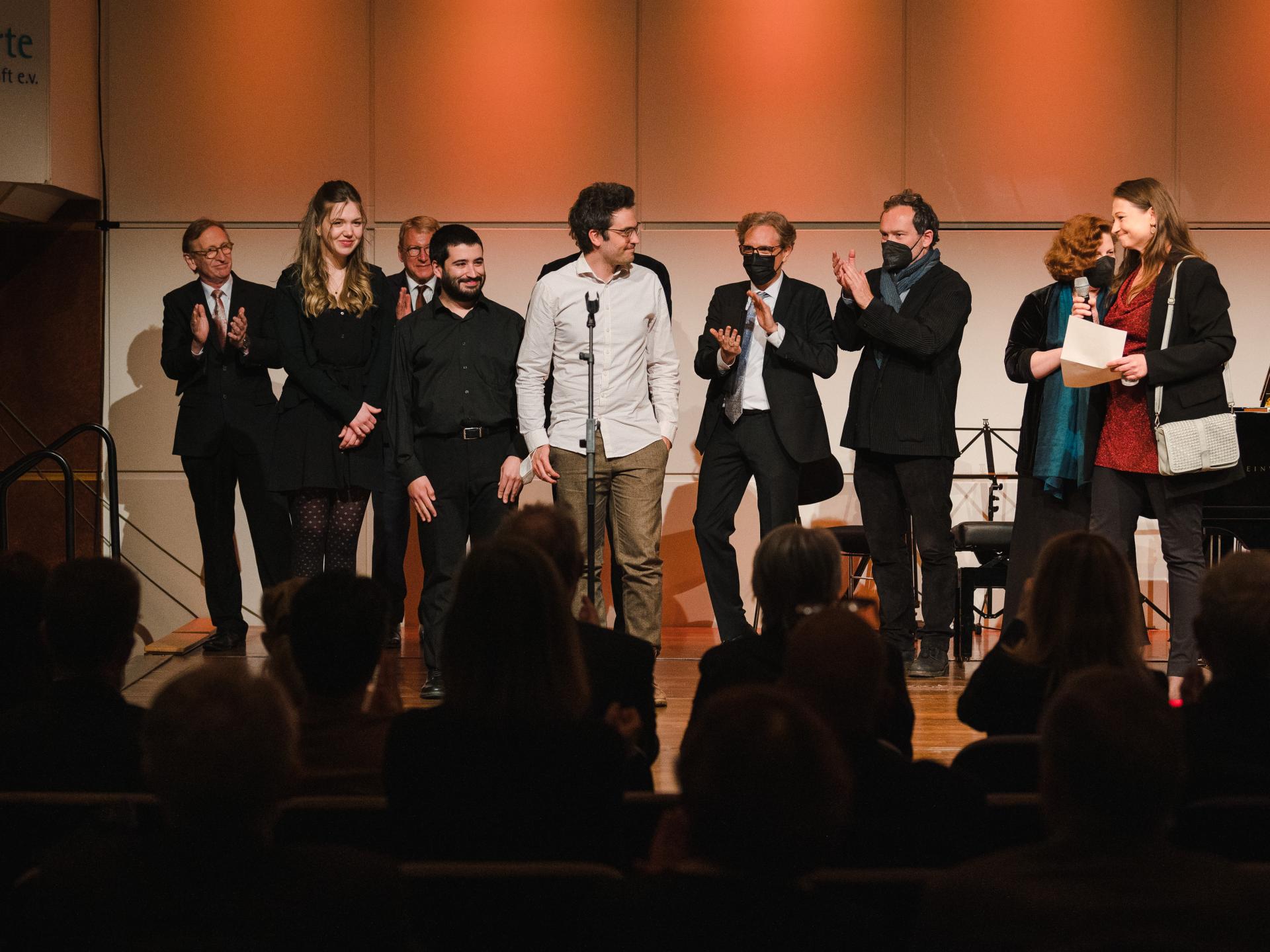 Das Trio Orelon bei der Preisverleihung des Schumann-Kammermusikpreises 2022 auf der Bühne mit der Jury.