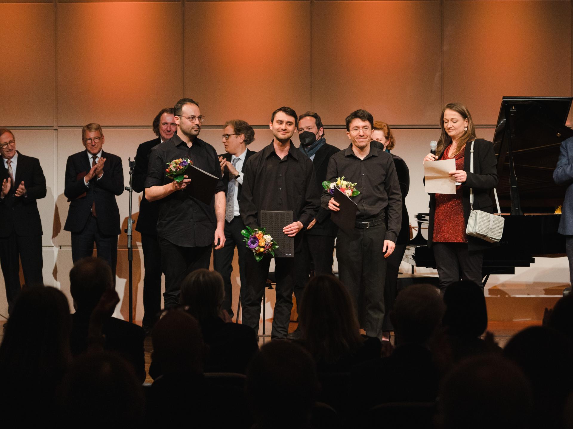 Das Trio Delyria bei der Preisverleihung des Schumann-Kammermusikpreises 2022 auf der Bühne mit der Jury.
