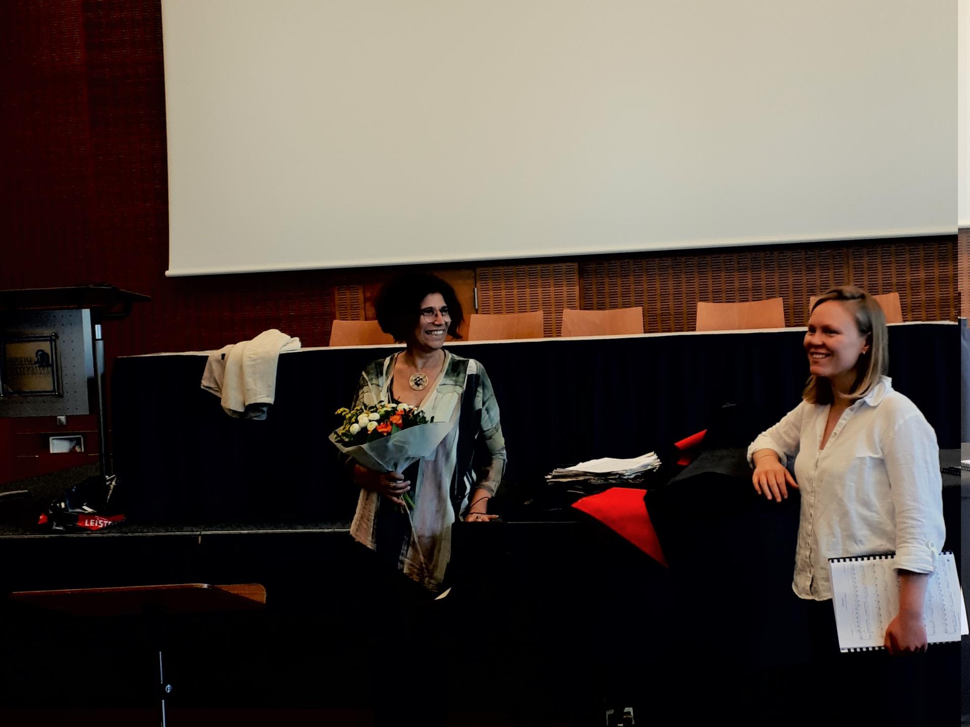Prof. Vallesi mit Blumenstrauß und Dolmetscherin Katharina Blattmann