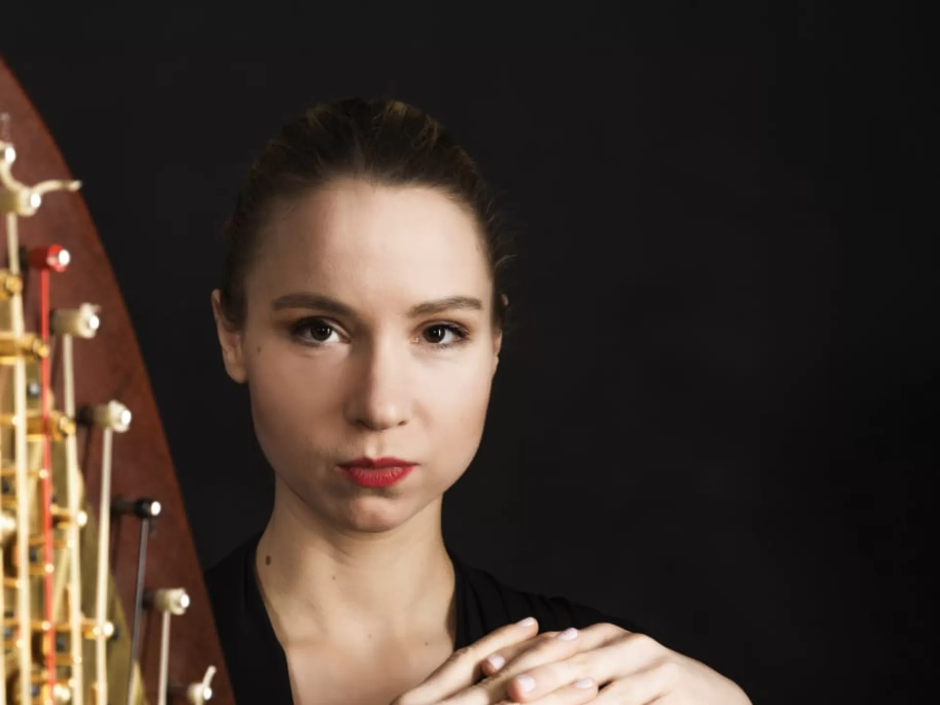 Porträt von Maja Dvoracek mit Harfe