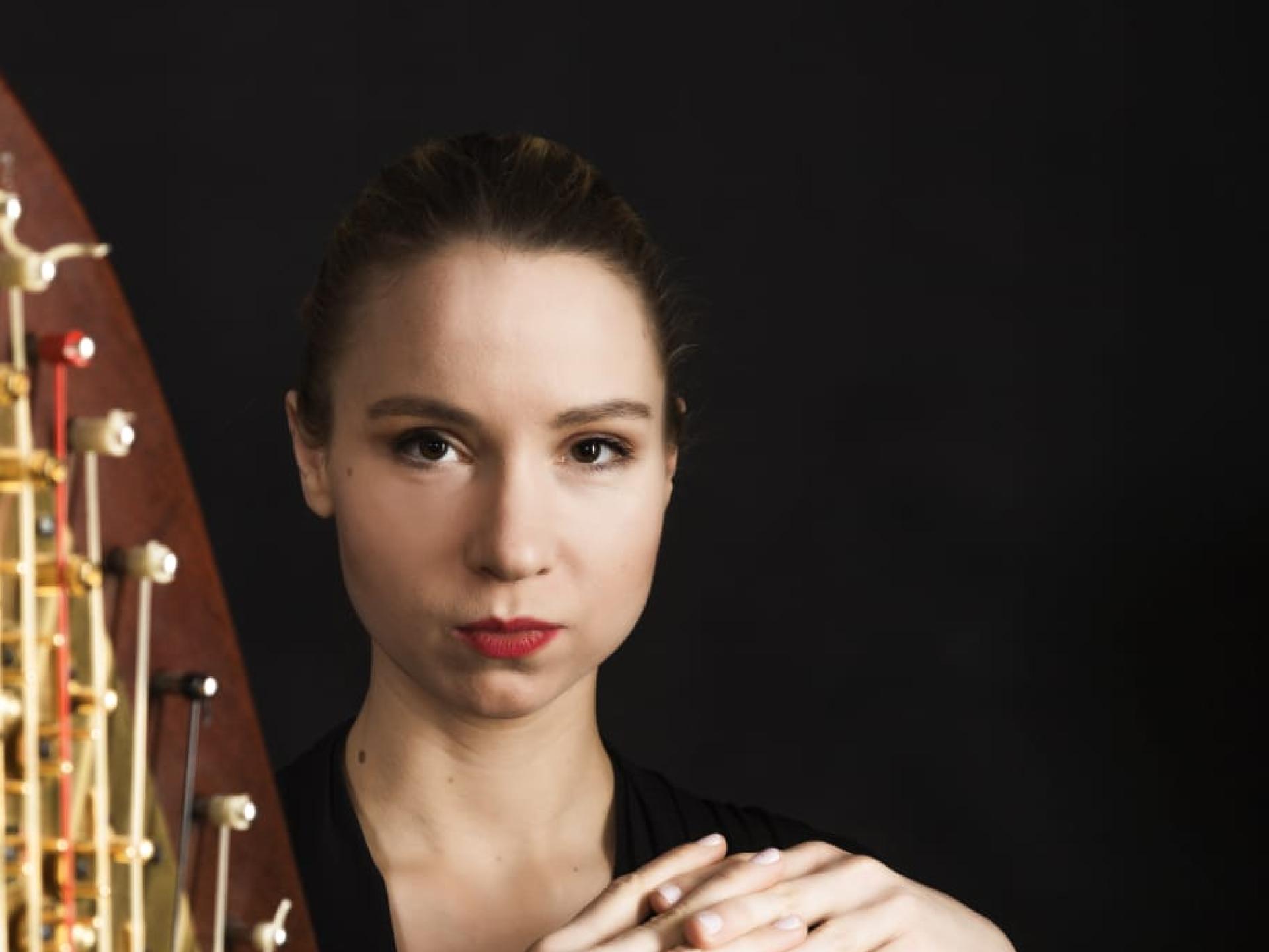 Porträt von Maja Dvoracek mit Harfe