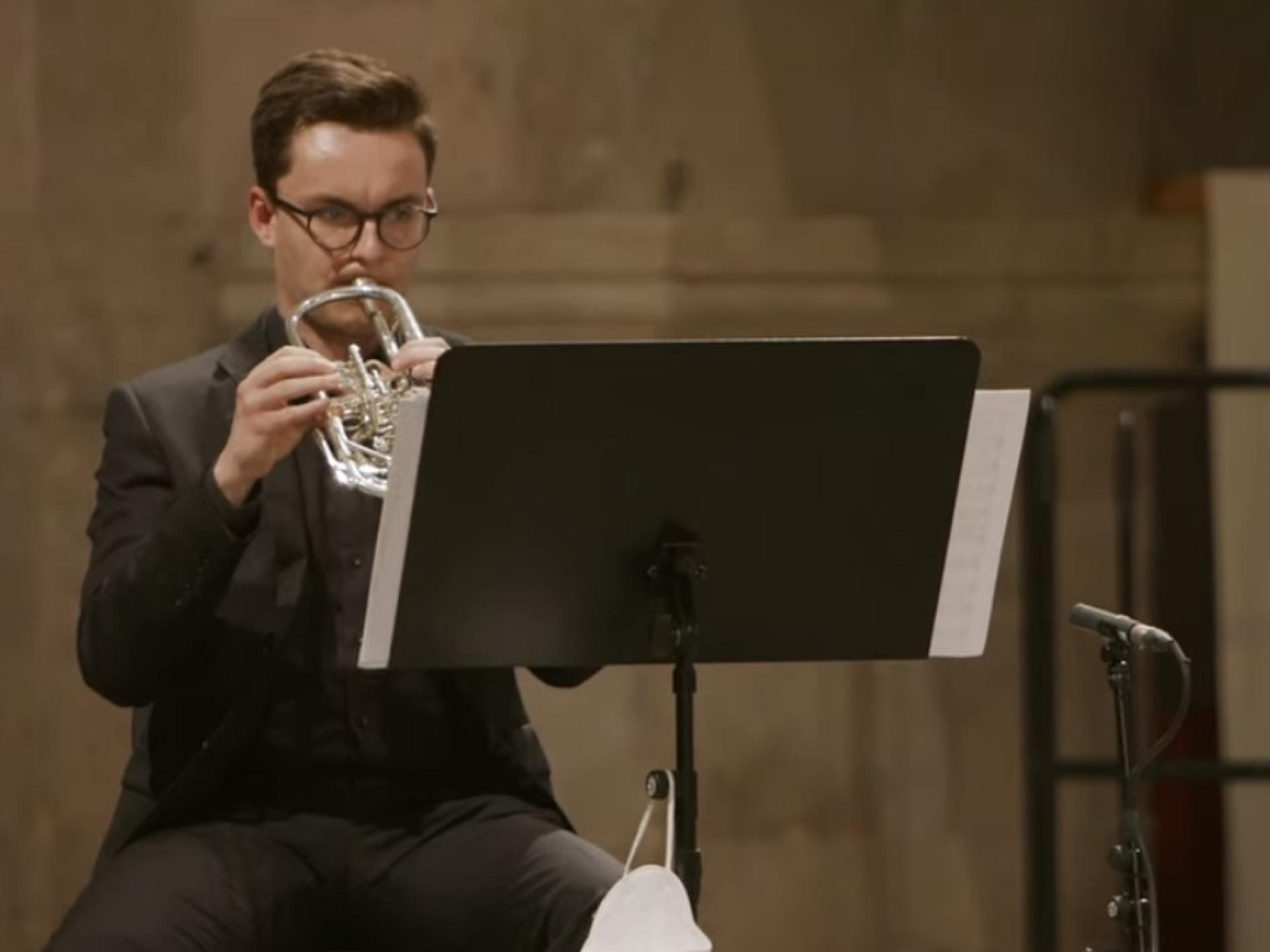 Sebastian Kellner spielt Trompete