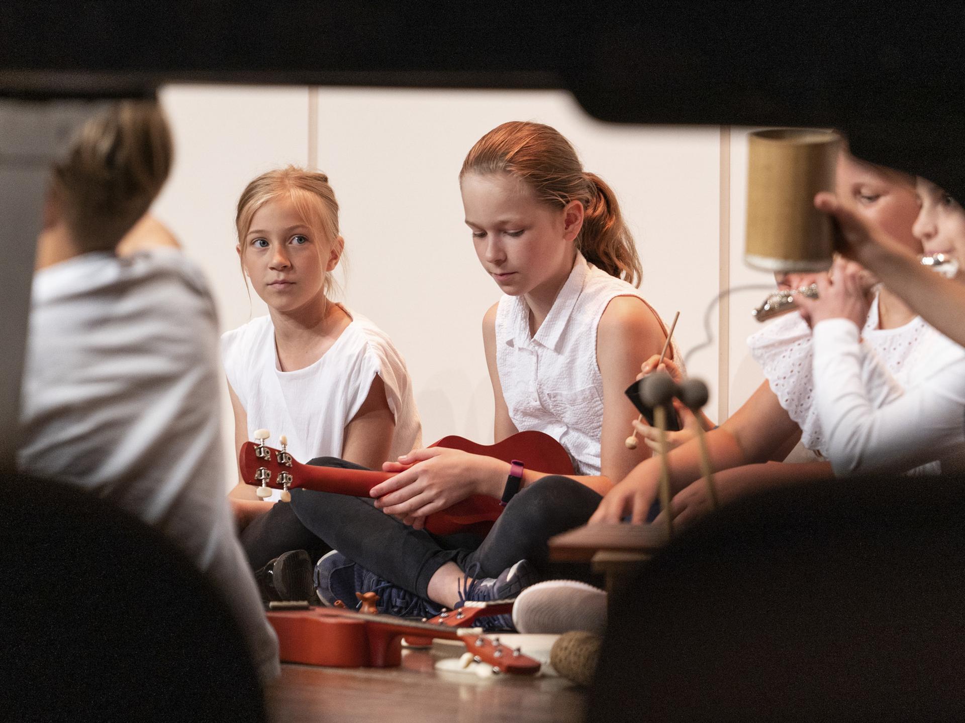 Kinder mit Ukulelen