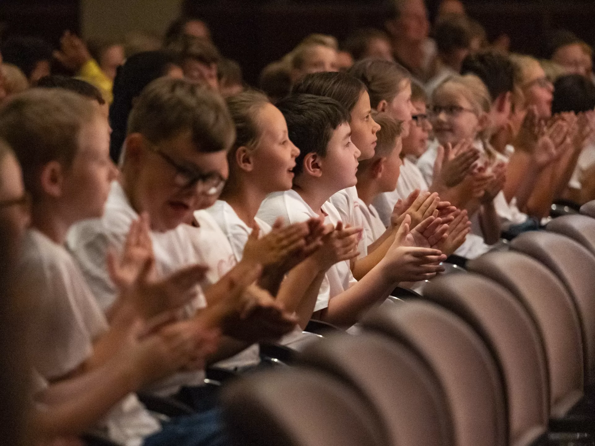 Kinder applaudieren