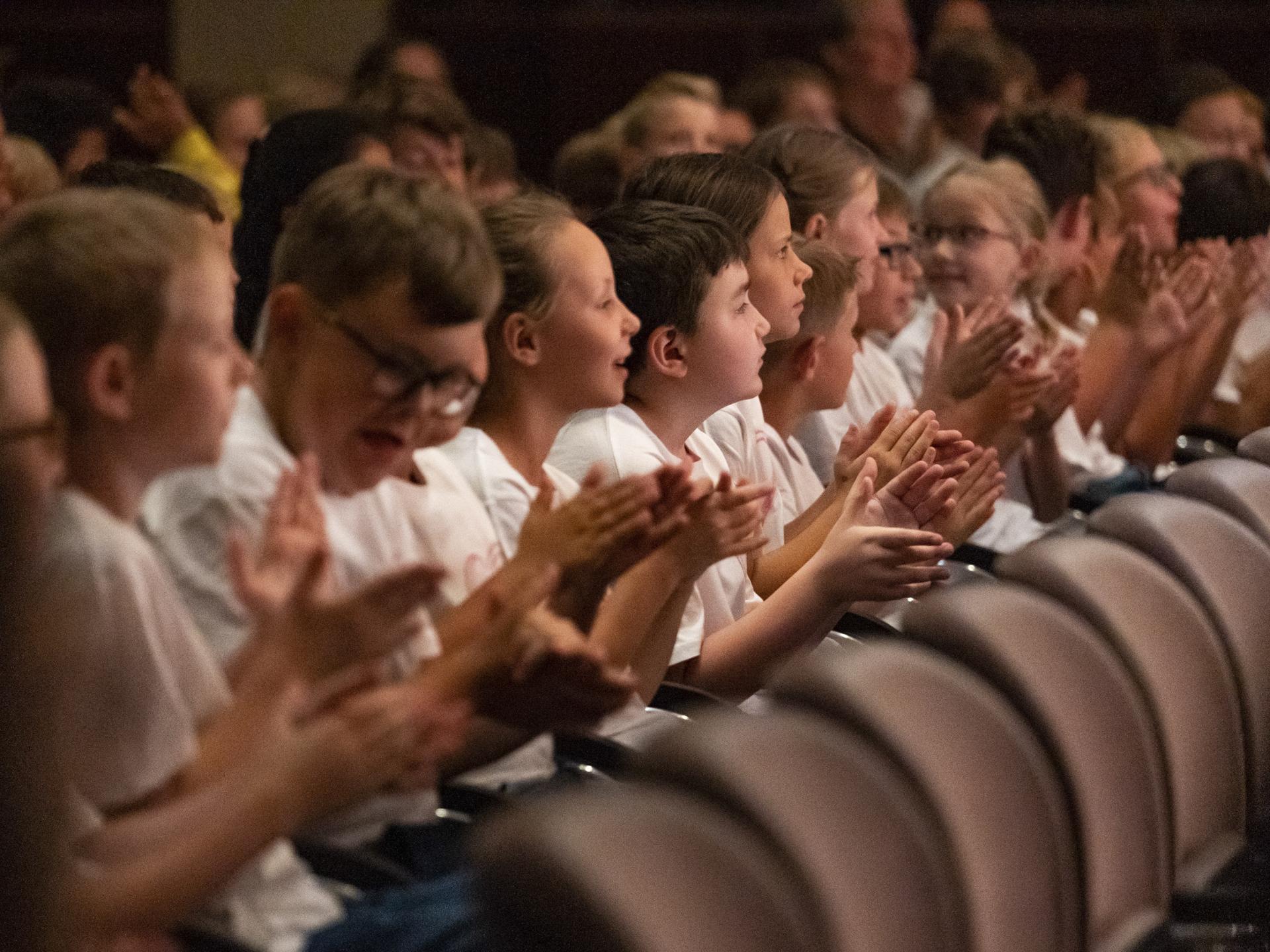 Kinder applaudieren