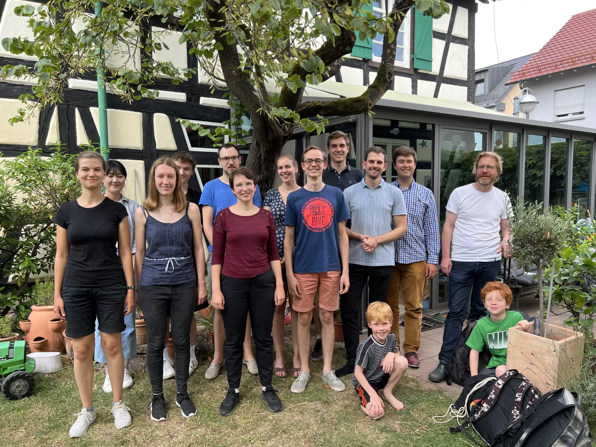 Gruppenbild im Garten mit allen von den Franck Tagen