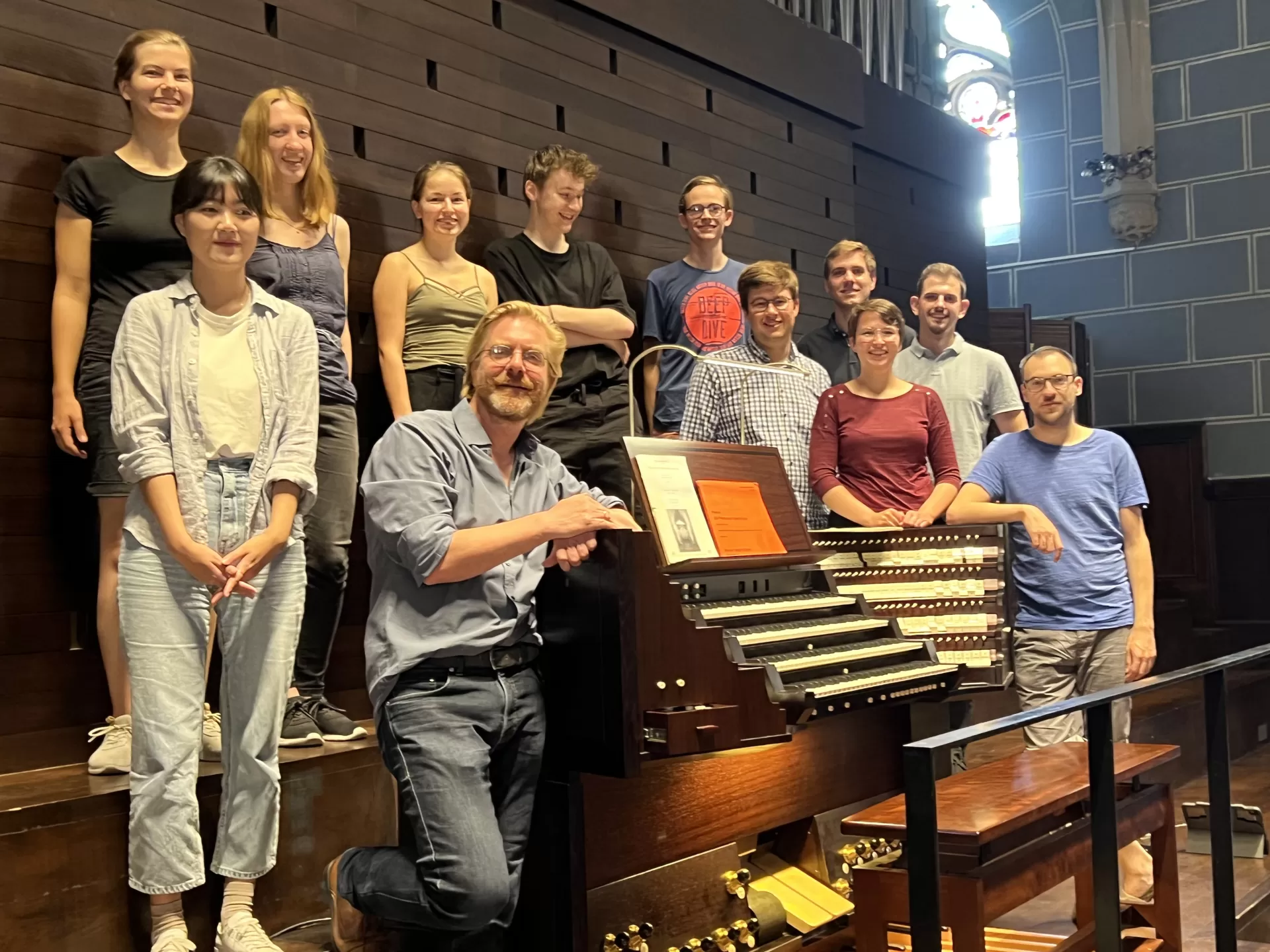 Gruppenfoto an der Klais-Orgel der Christuskirche Karlsruhe