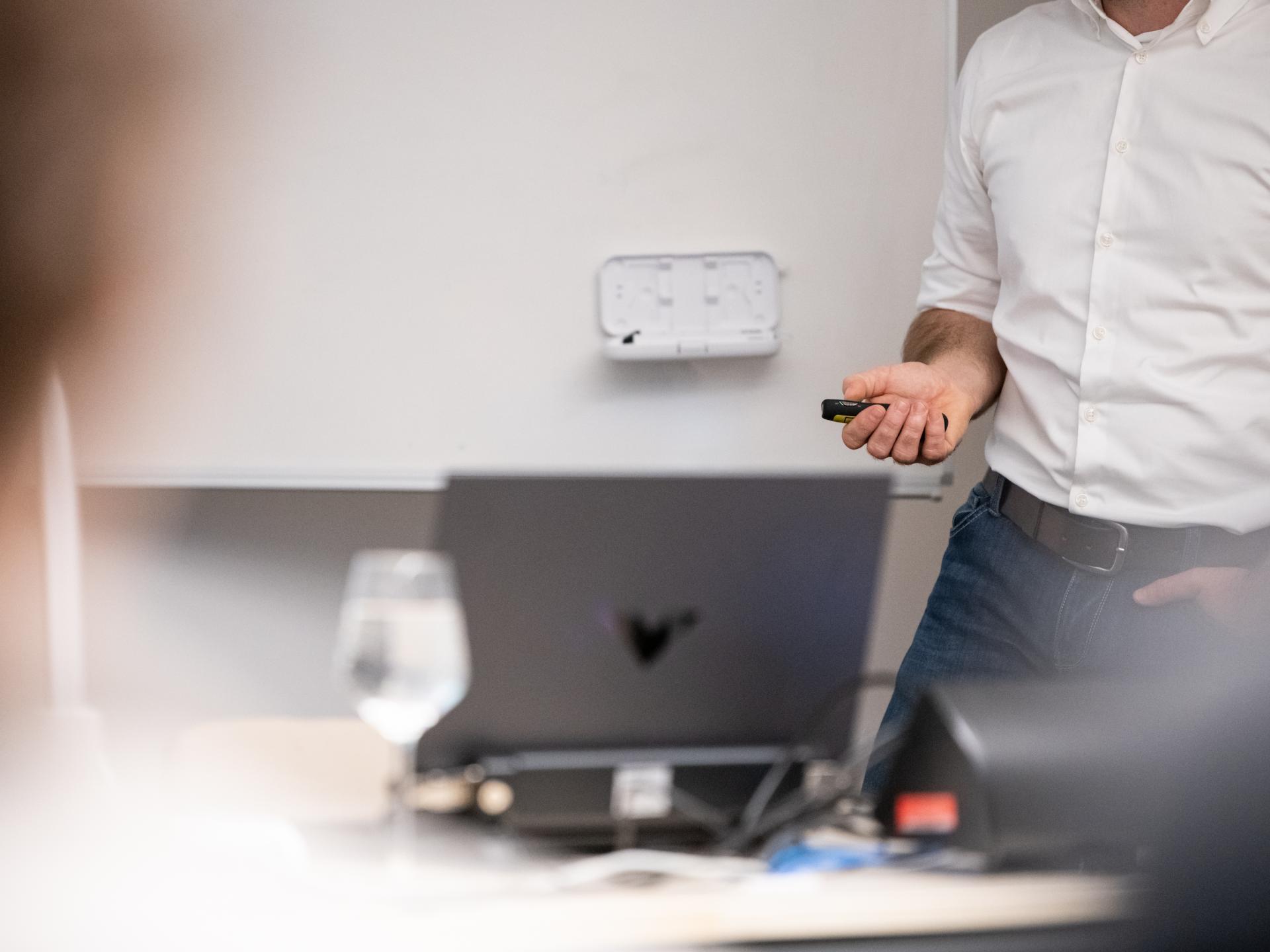 Person mit Pointer in der Hand