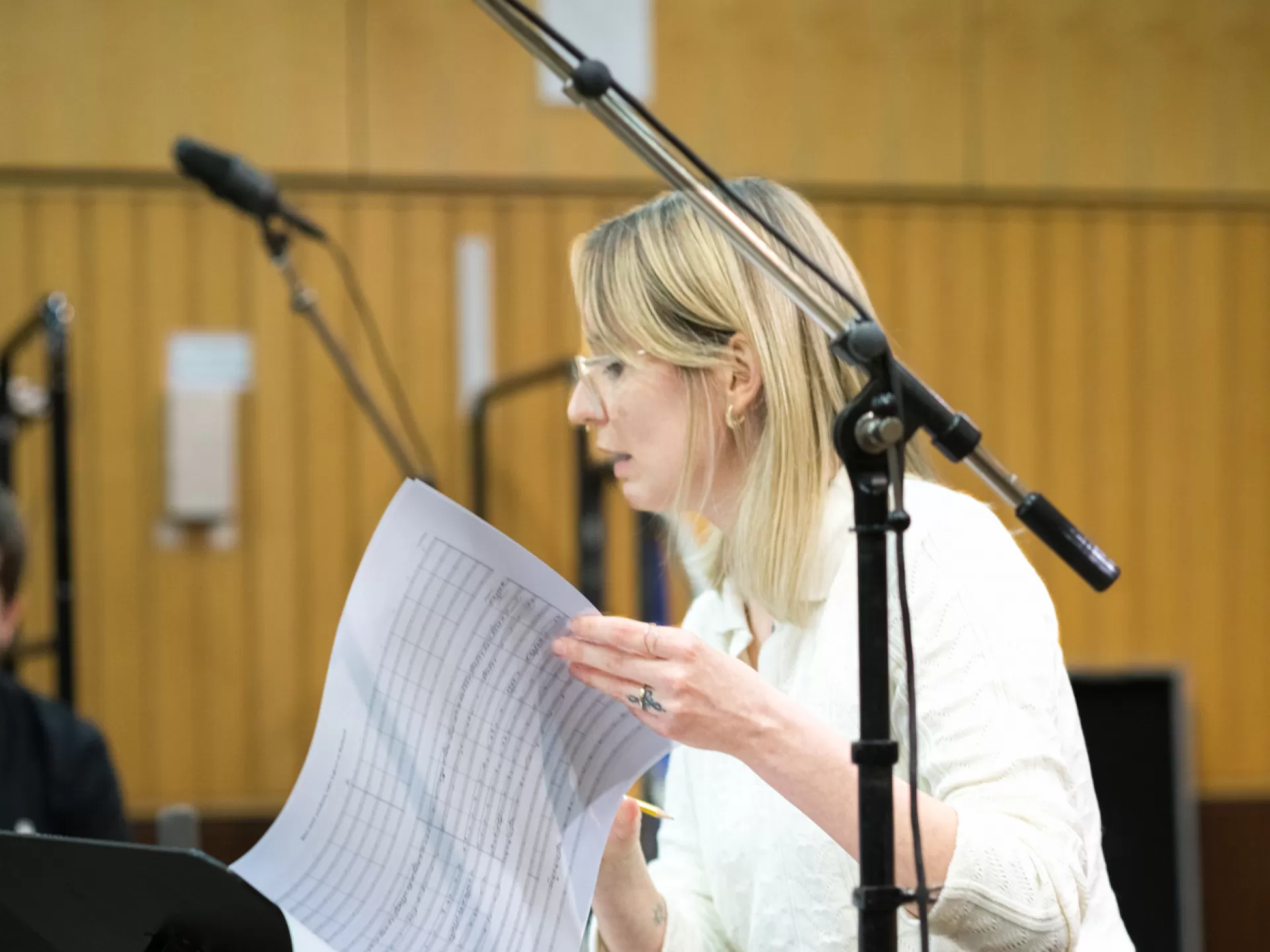 Studentin im MA Bigband mit dem Schwerpunkt "Schreiben" mit Noten in der Hand.