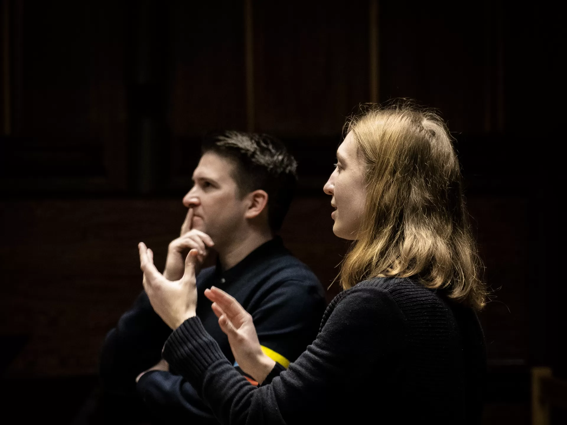 Chorleitungsstudentin in einer Probe