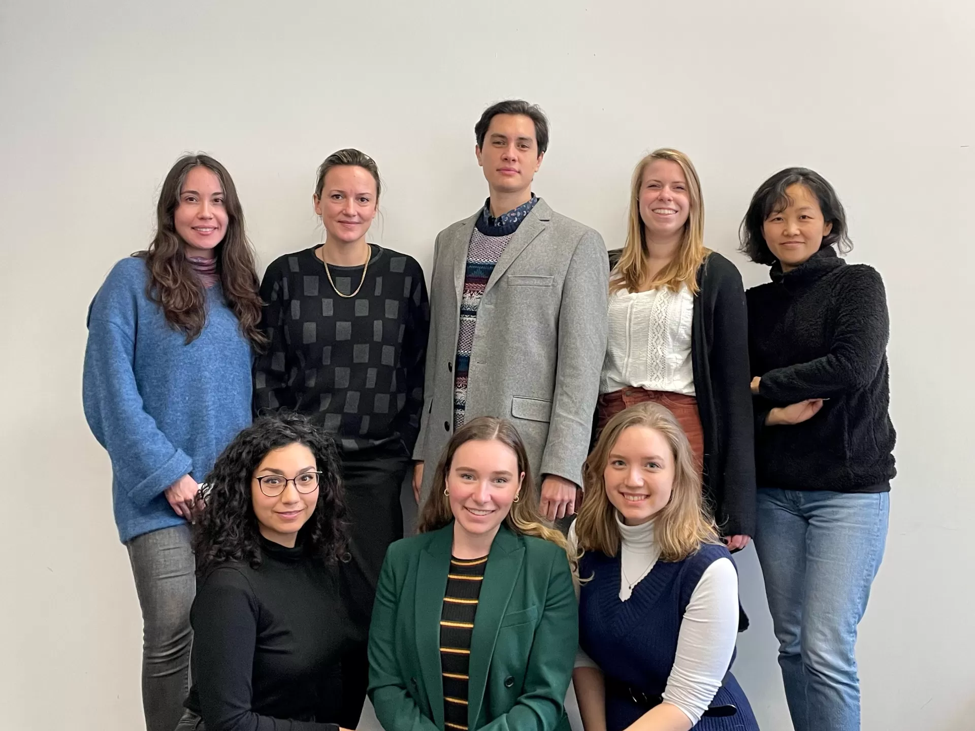 Gruppenfoto der 8 Studierenden im Jahrgang 2024 des Studiengangs Theater- und Orchestermanagement der HfMDK Frankfurt.