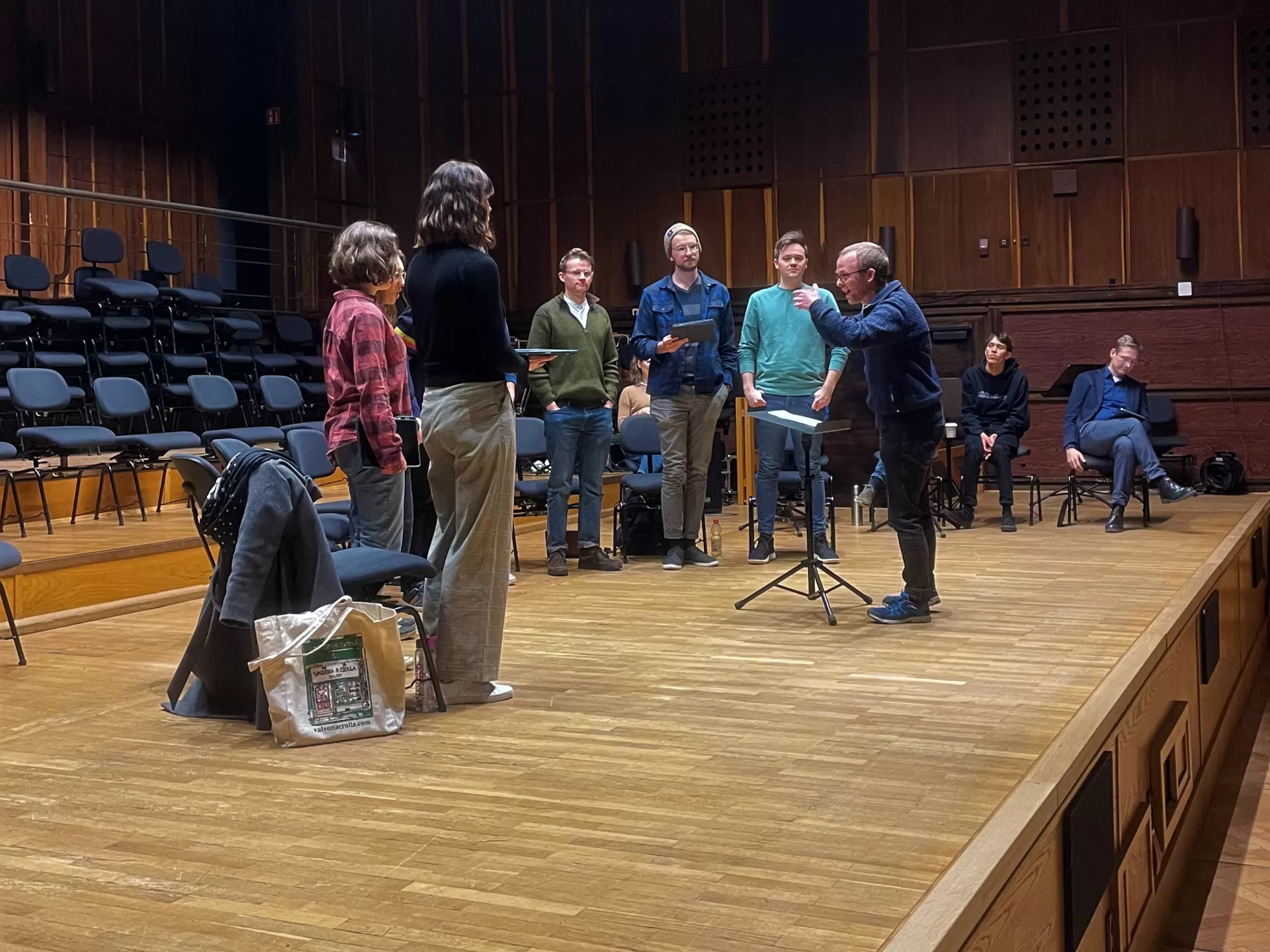 Ein Student dirigiert Voces8 in einer Probe