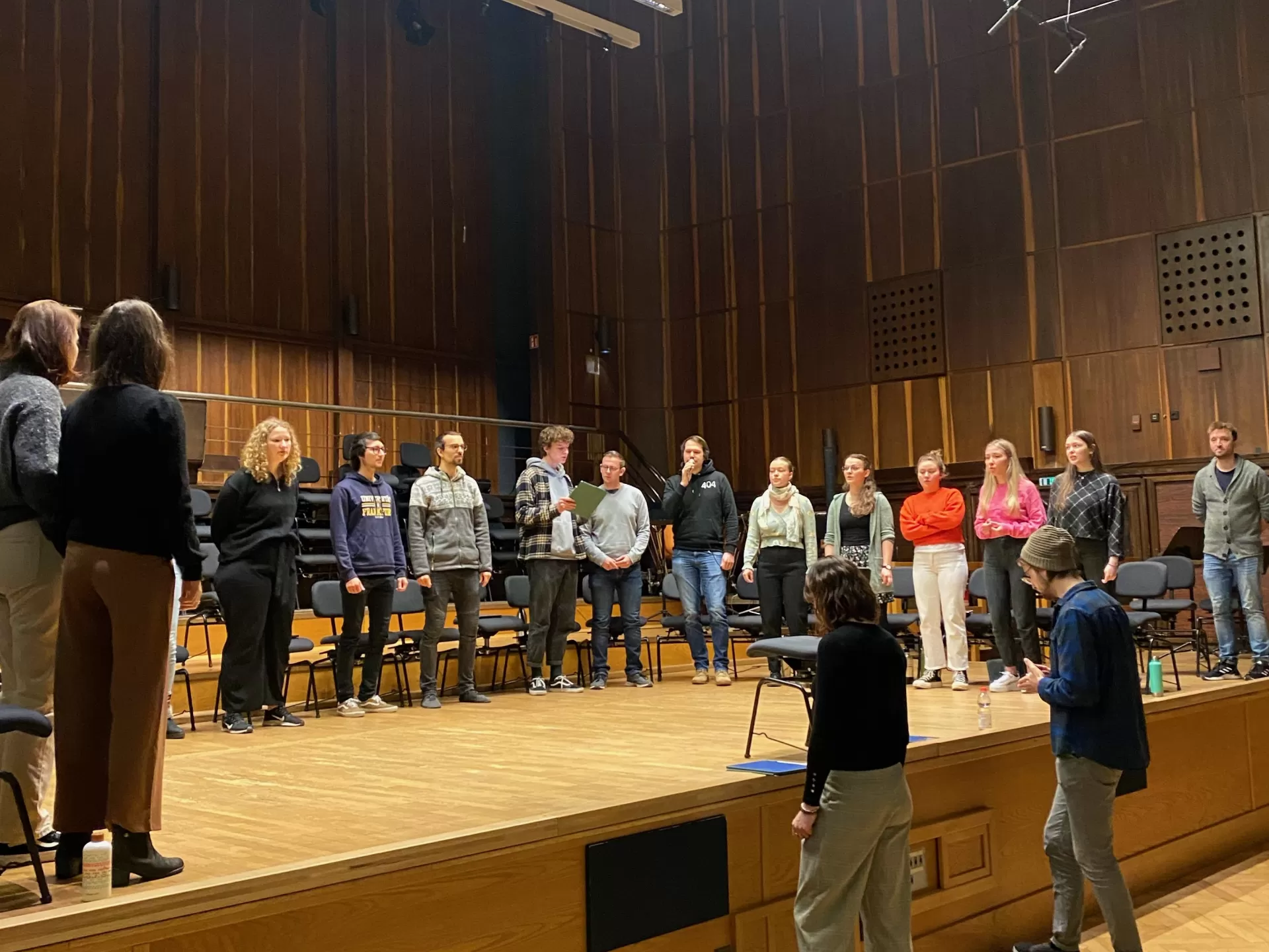 Der Pop- und Jazzchor probt mit zwei Mitgliedern von Voces8