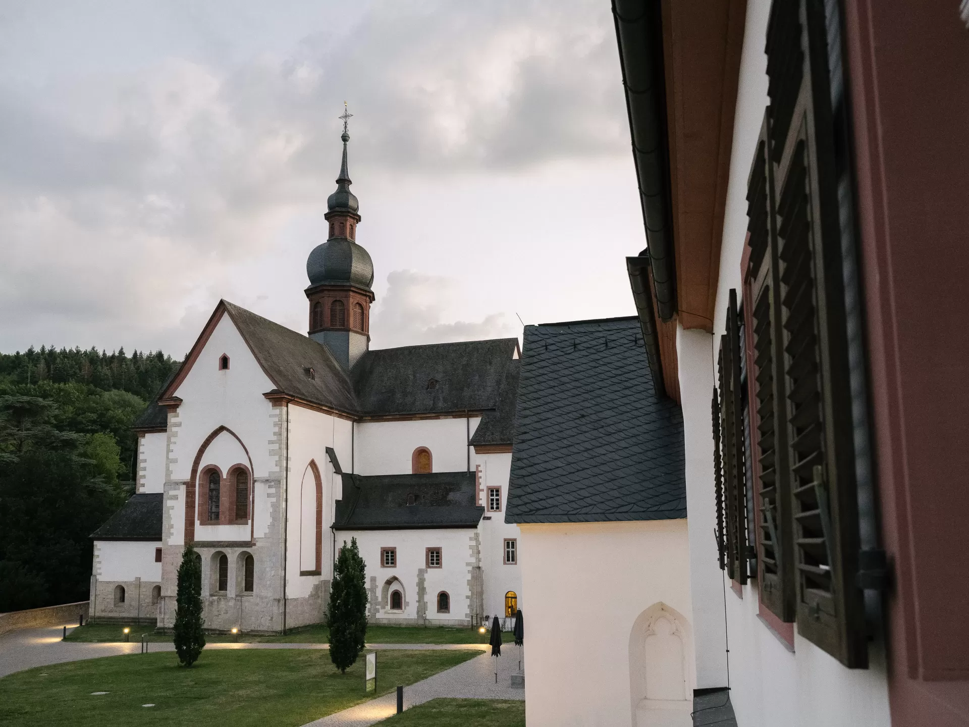 Außenansicht des Kloster Eberbach im Abendlicht