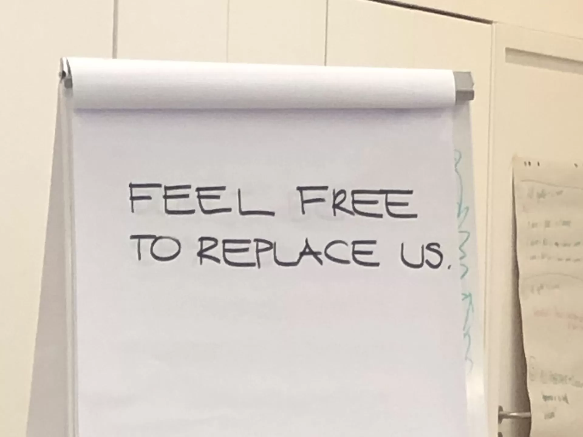 EIn flipchart mit dem Text: Feel Free to replace us