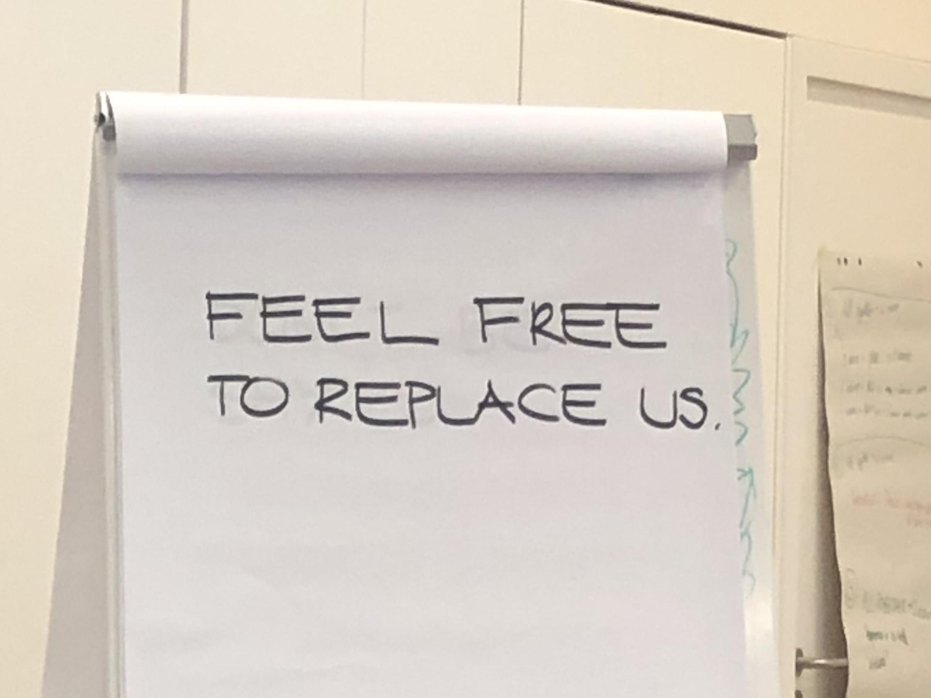 EIn flipchart mit dem Text: Feel Free to replace us