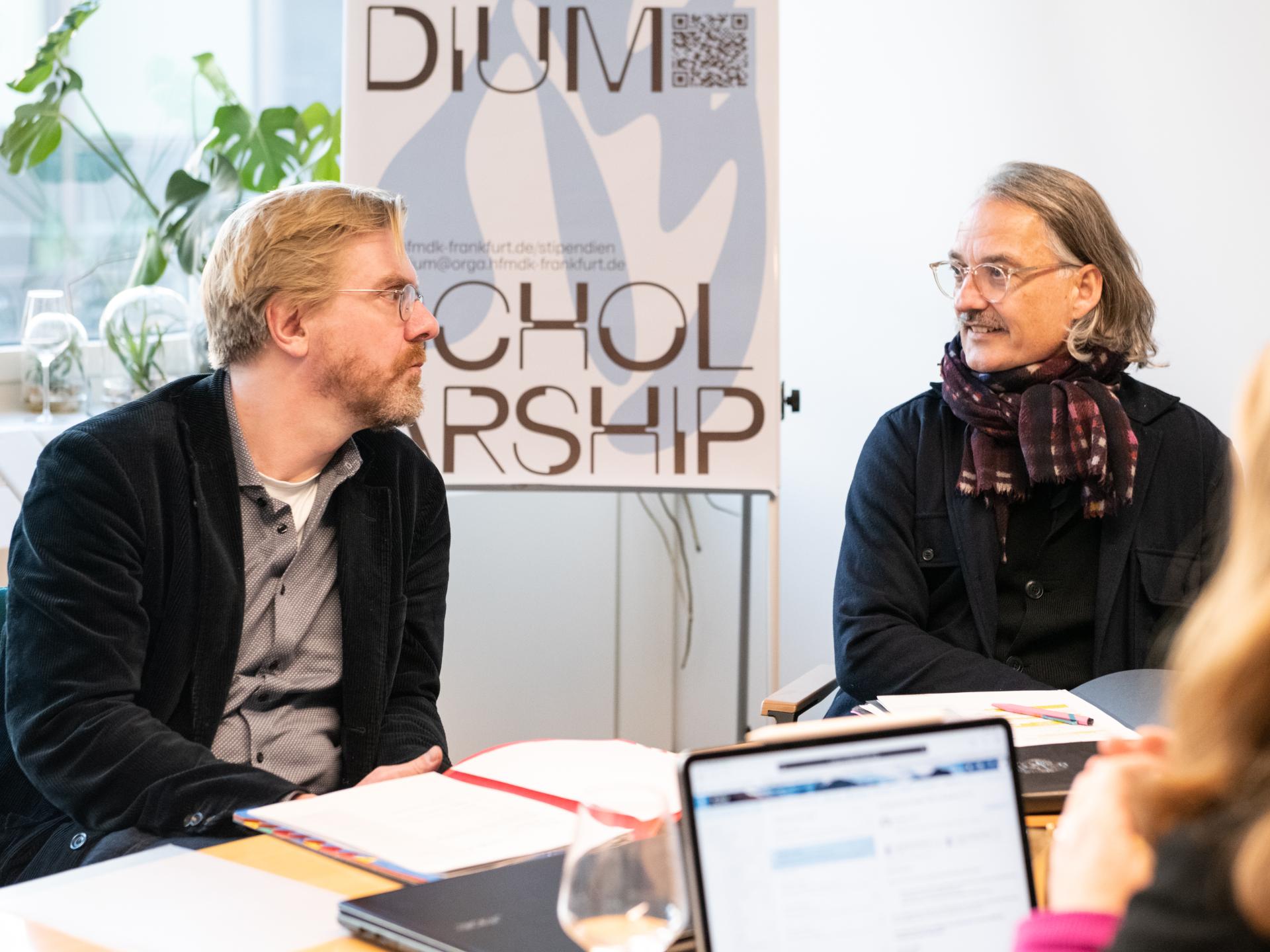 Sitzung des HfMDK-Präsidiums an einem runden Tisch, im Bild: Die Vizepräsidenten Prof. Carsten Wiebusch und Prof. Ingo Diehl